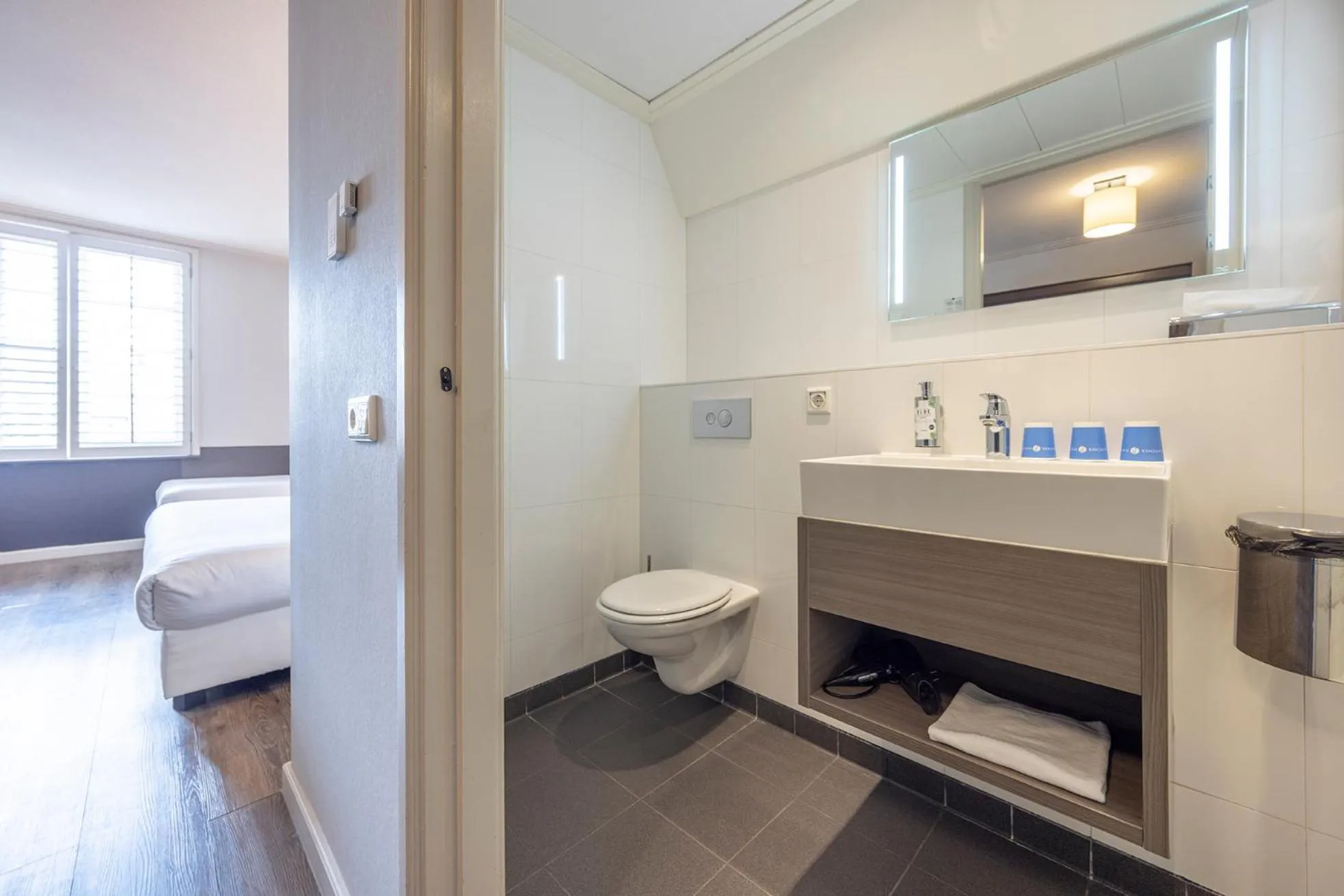 Toilet, Bed in Fletcher Hotel - Restaurant Nautisch Kwartier