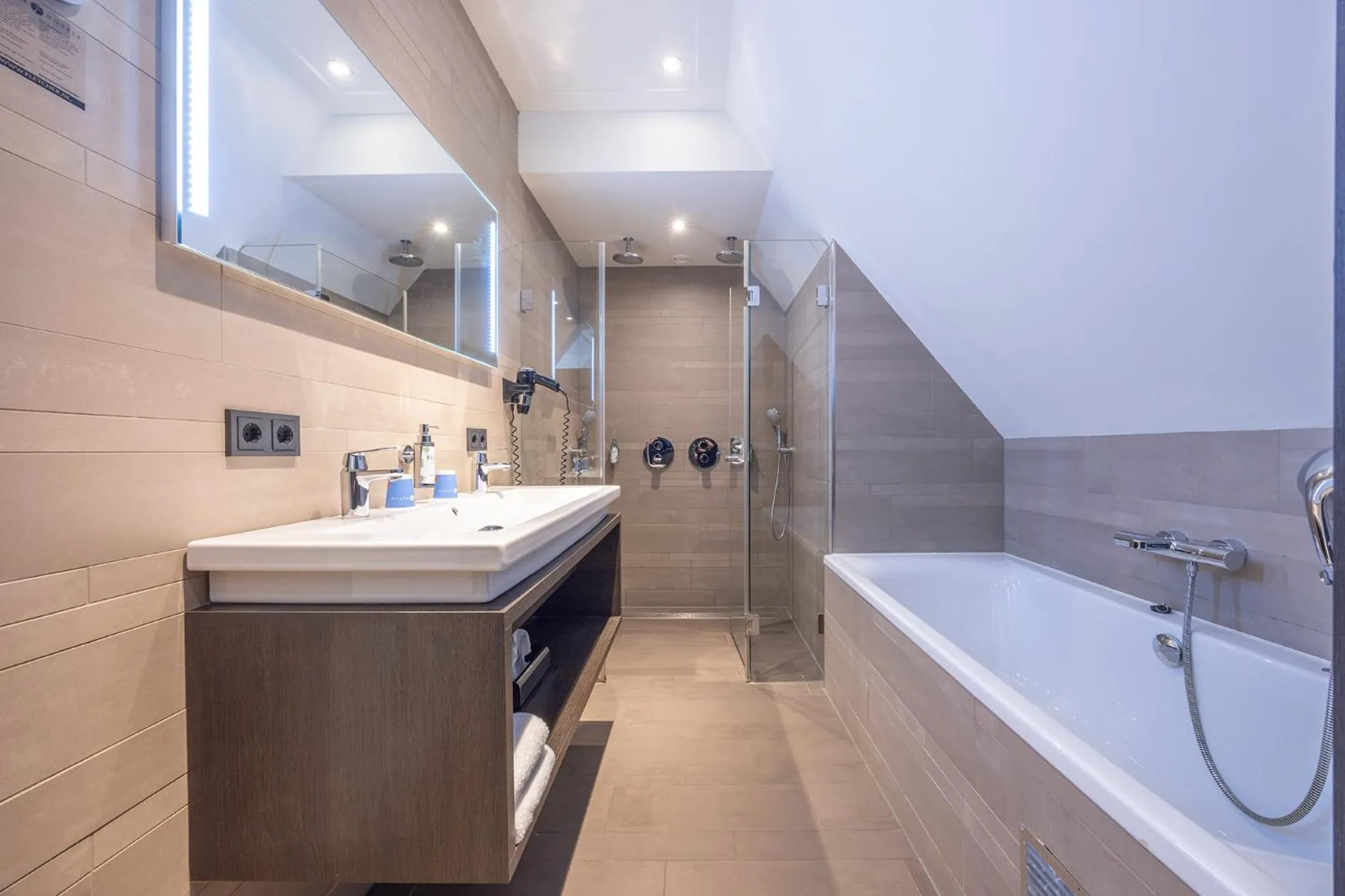 Shower in Fletcher Hotel - Restaurant Nautisch Kwartier