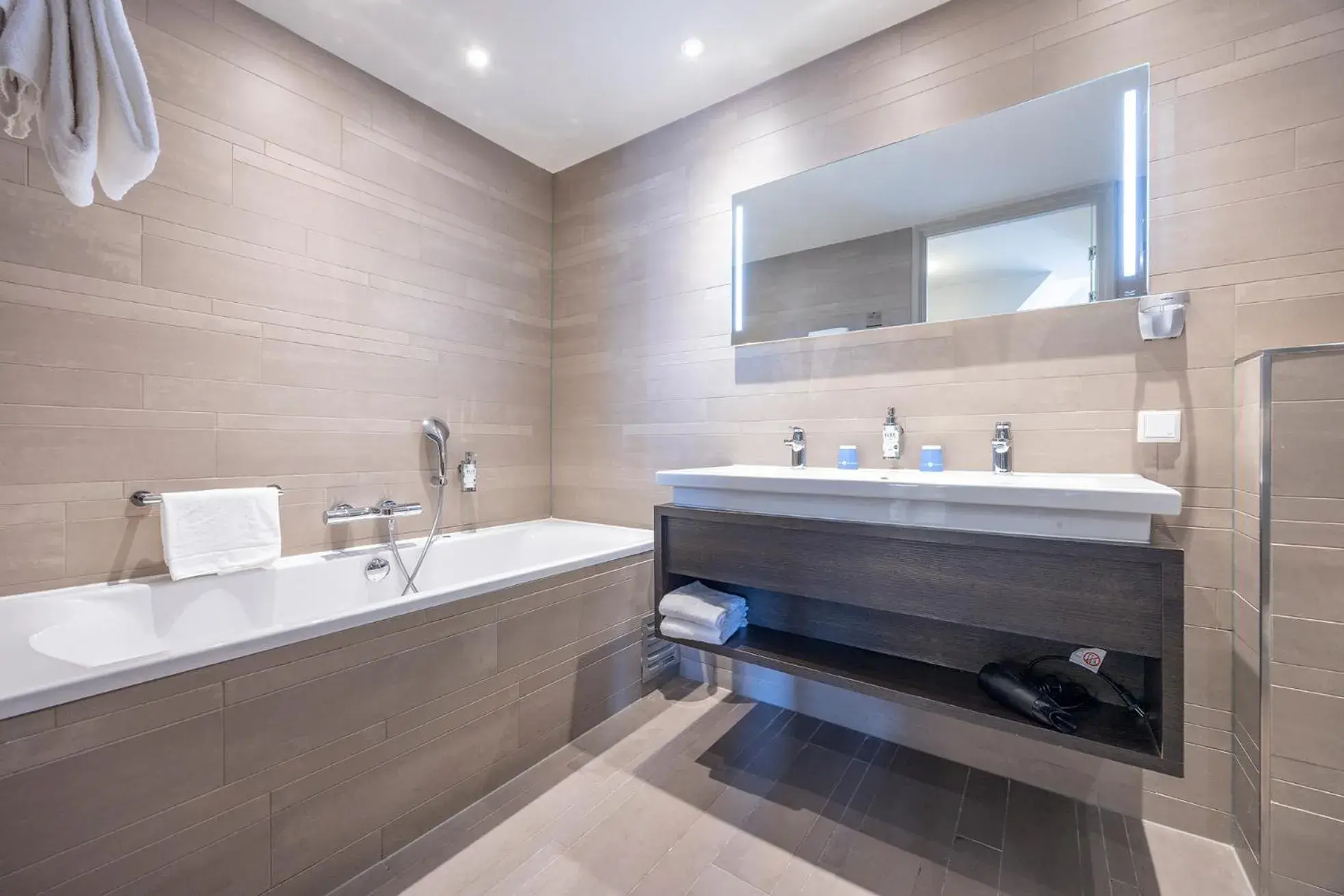 Junior Suite with Balcony in Fletcher Hotel - Restaurant Nautisch Kwartier Junior Suite with Balcony in Fletcher Hotel - Restaurant Nautisch Kwartier