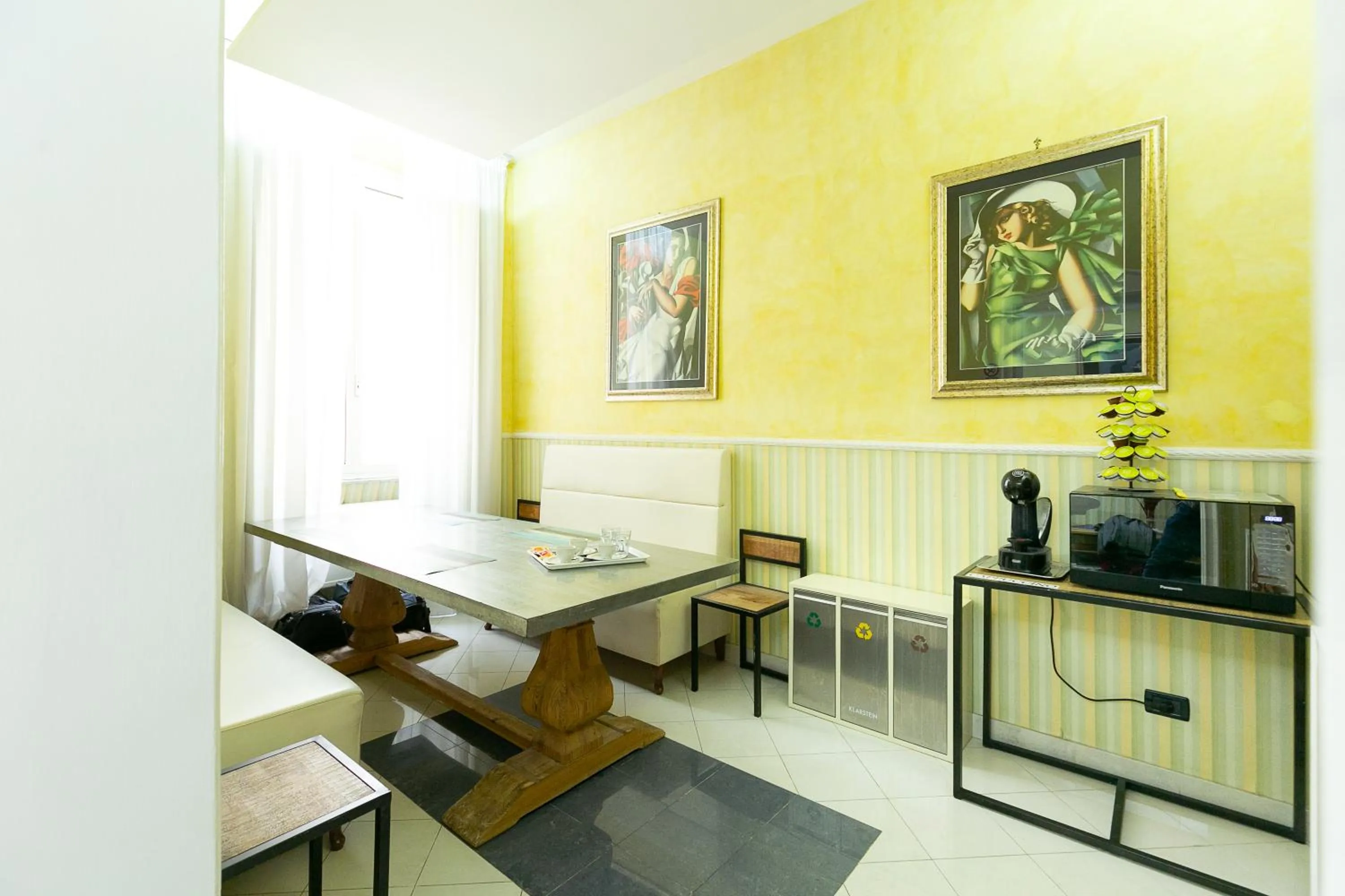 Restaurant/places to eat in Capitolium Rooms