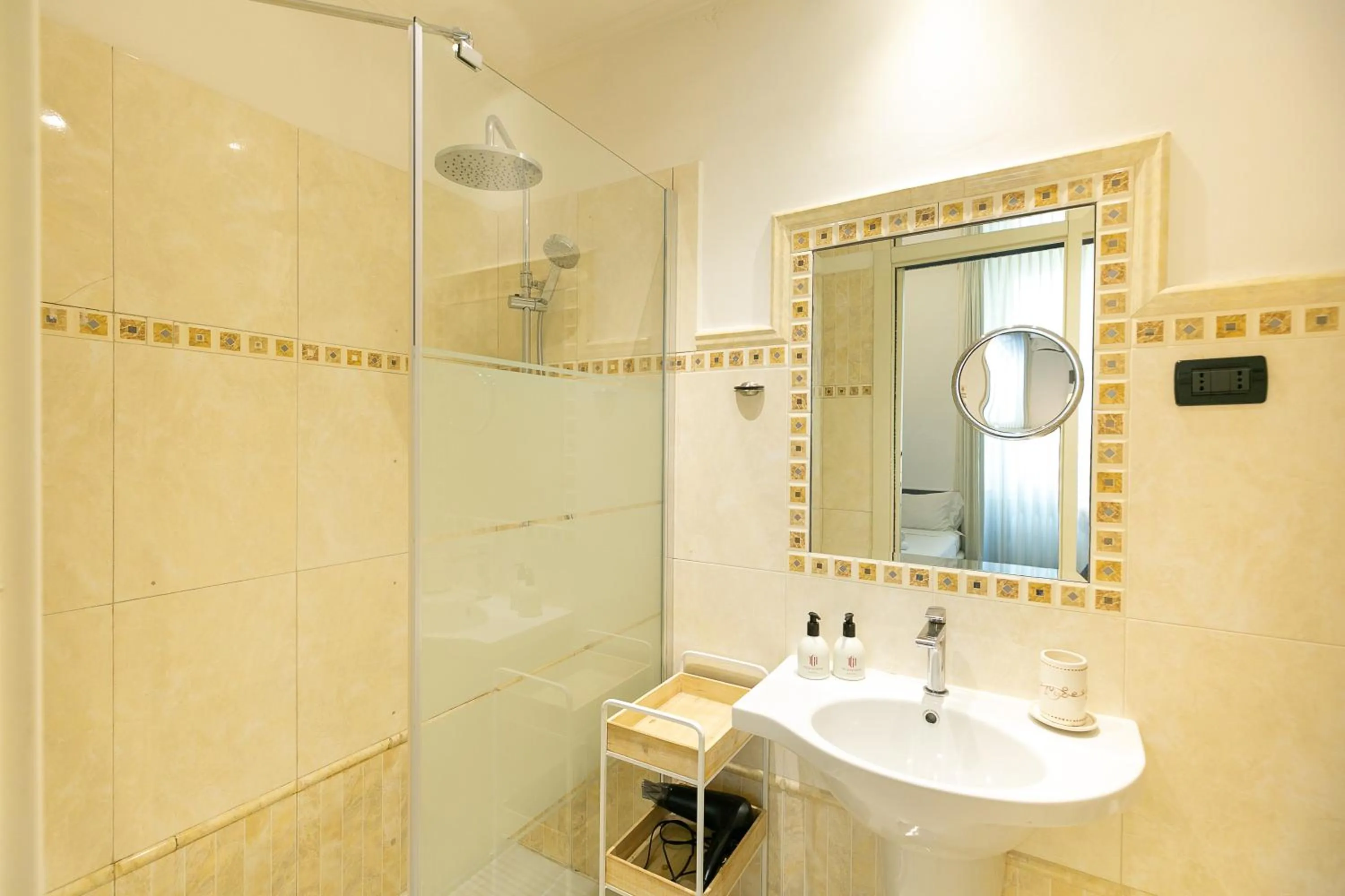 Shower in Capitolium Rooms