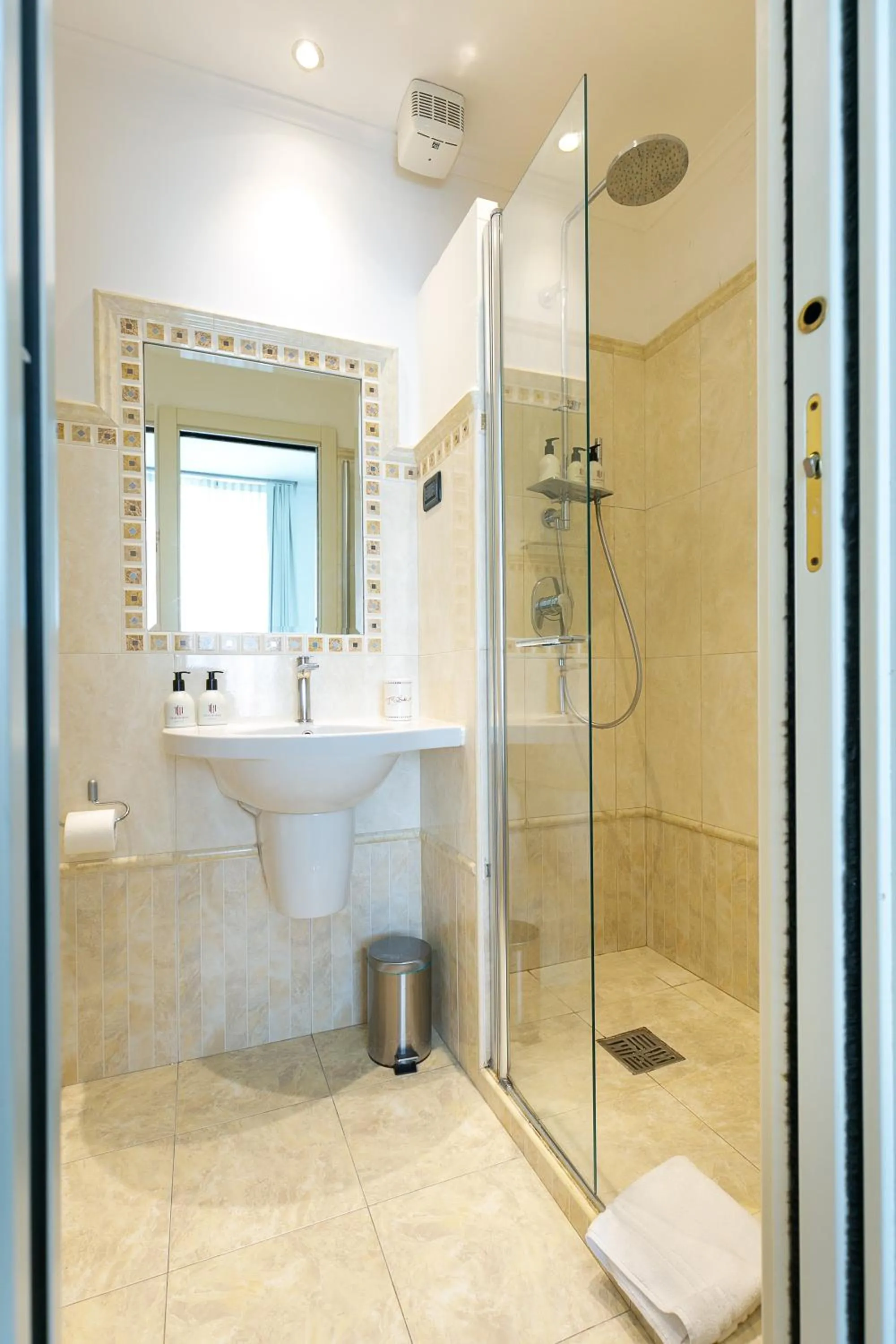 Shower in Capitolium Rooms