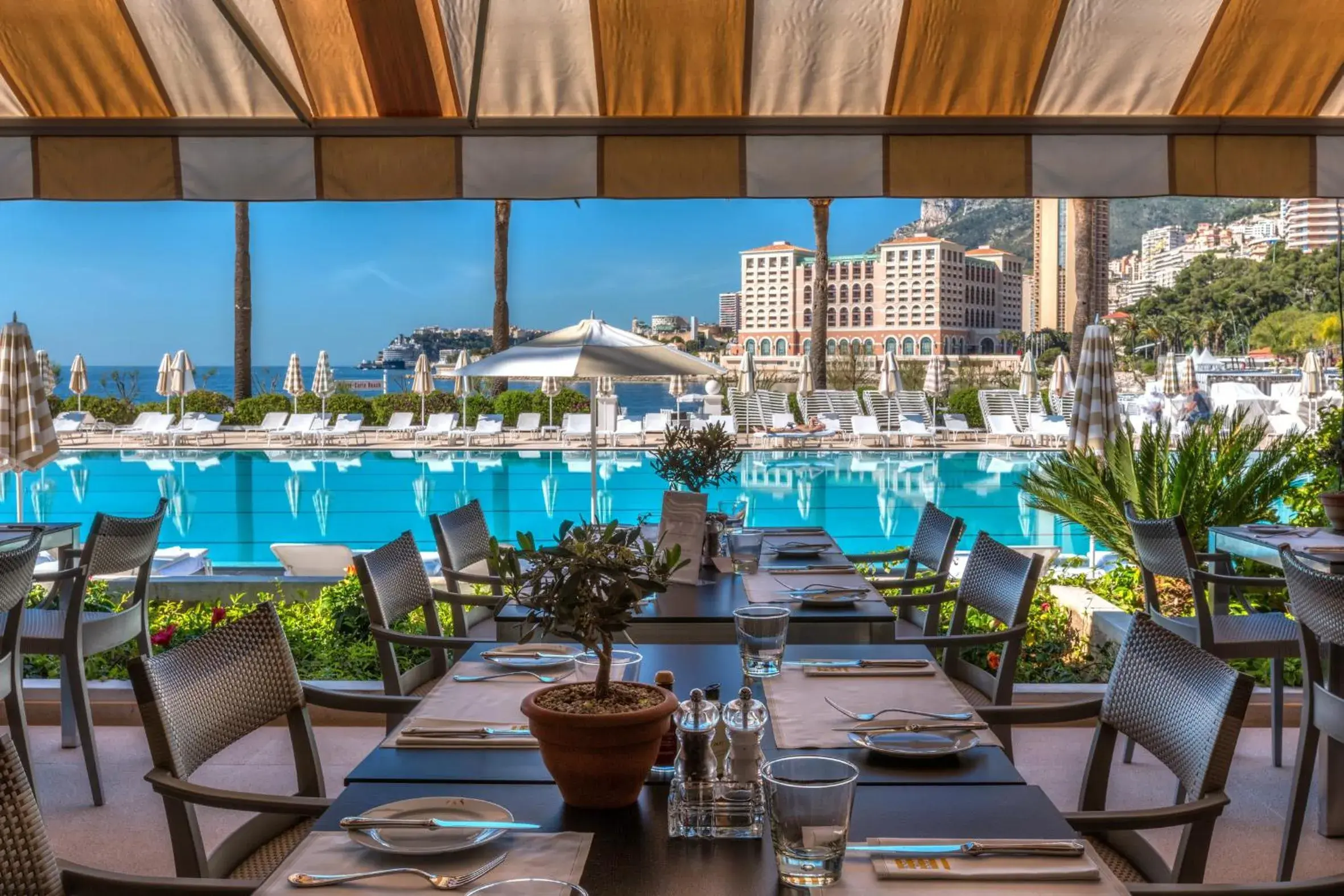 Restaurant/Places to Eat in Monte-Carlo Beach