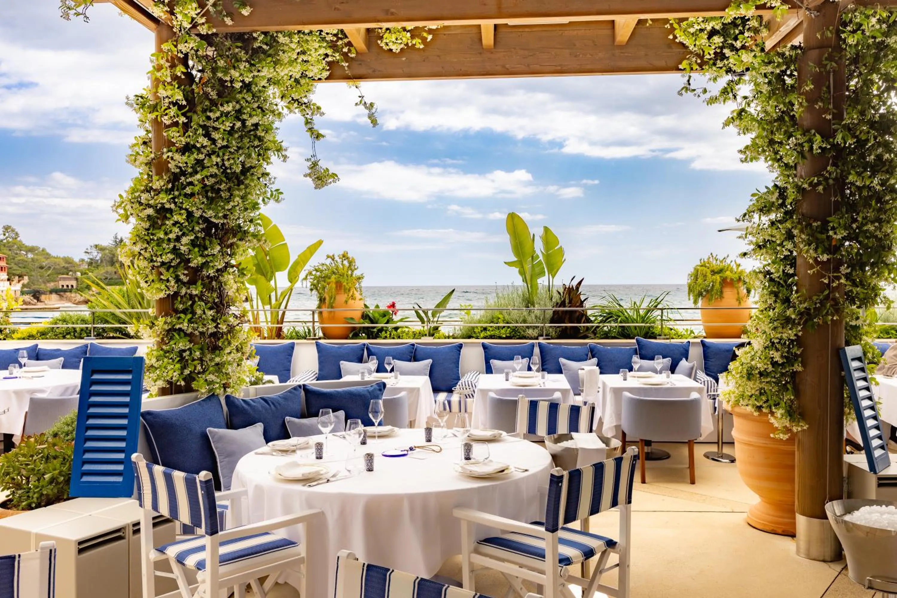 Restaurant/places to eat in Monte-Carlo Beach