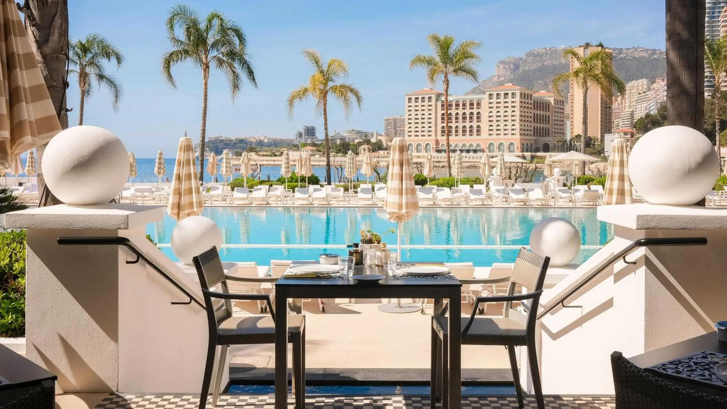 Restaurant/places to eat, Swimming Pool in Monte-Carlo Beach