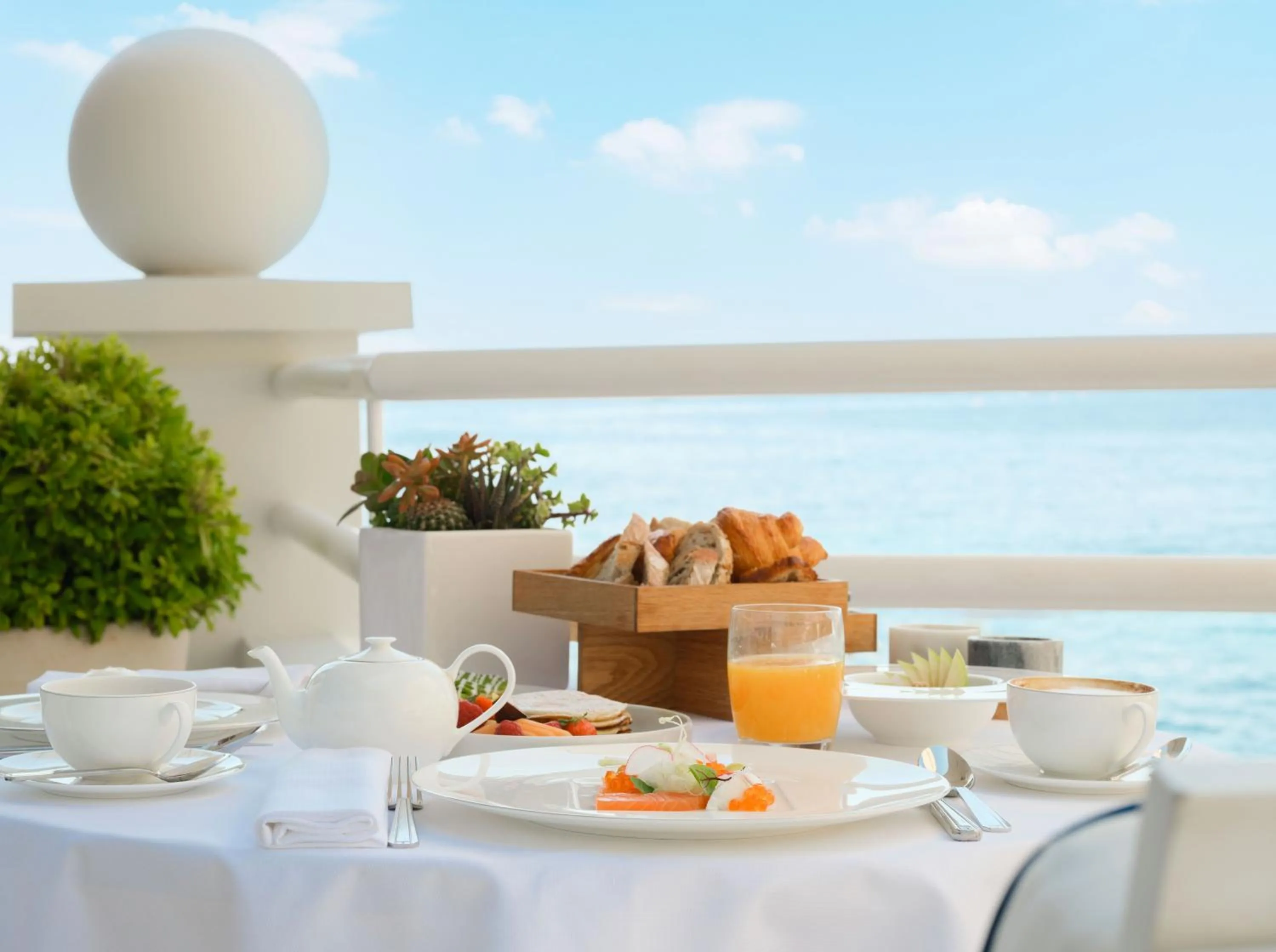 Breakfast in Monte-Carlo Beach