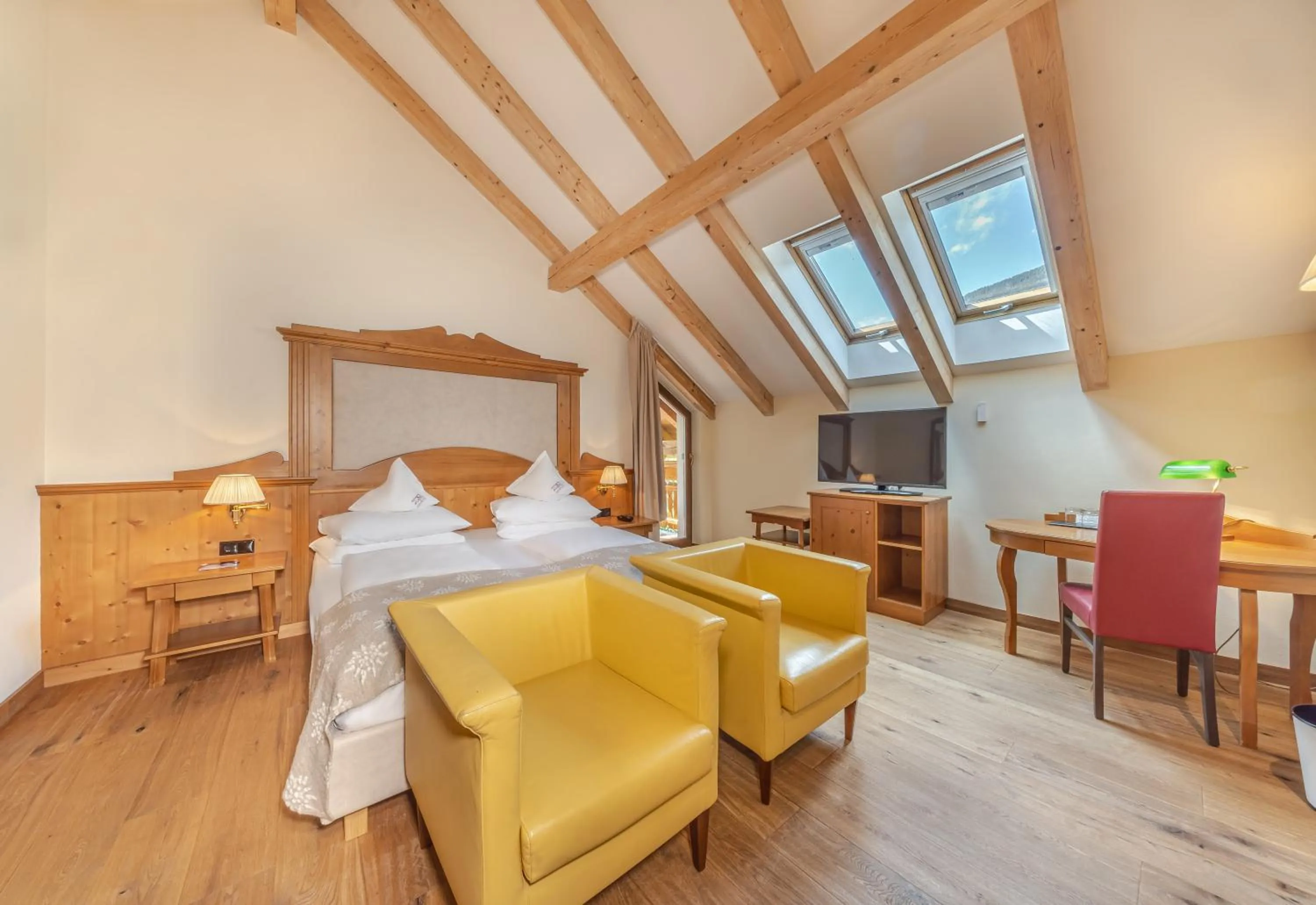 Photo of the whole room, Bed in Alpin & Vital Hotel La Perla