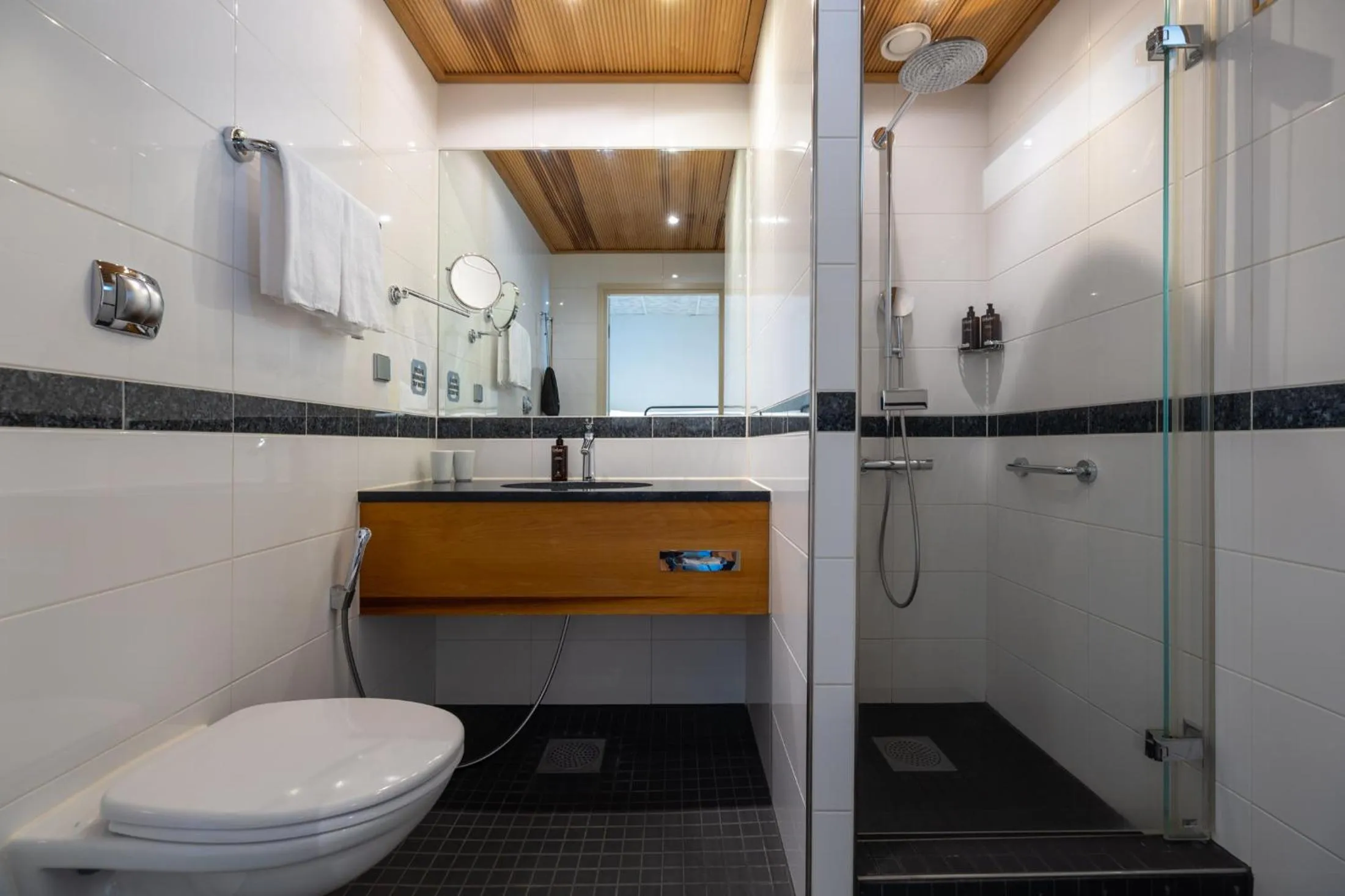 Toilet in Comfort Hotel Sello