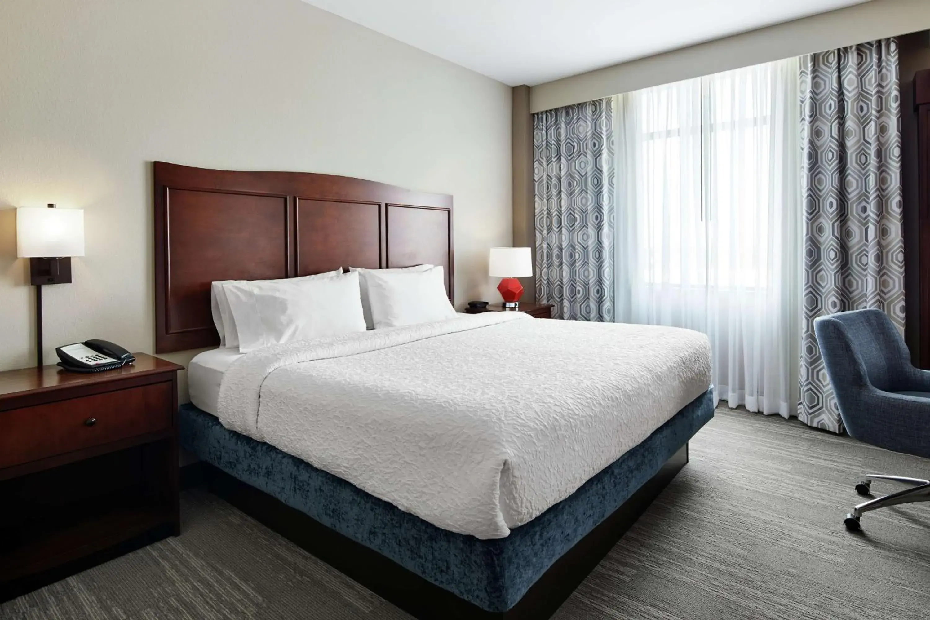 Bed in Hampton Inn & Suites Mt. Prospect Bed in Hampton Inn & Suites Mt. Prospect