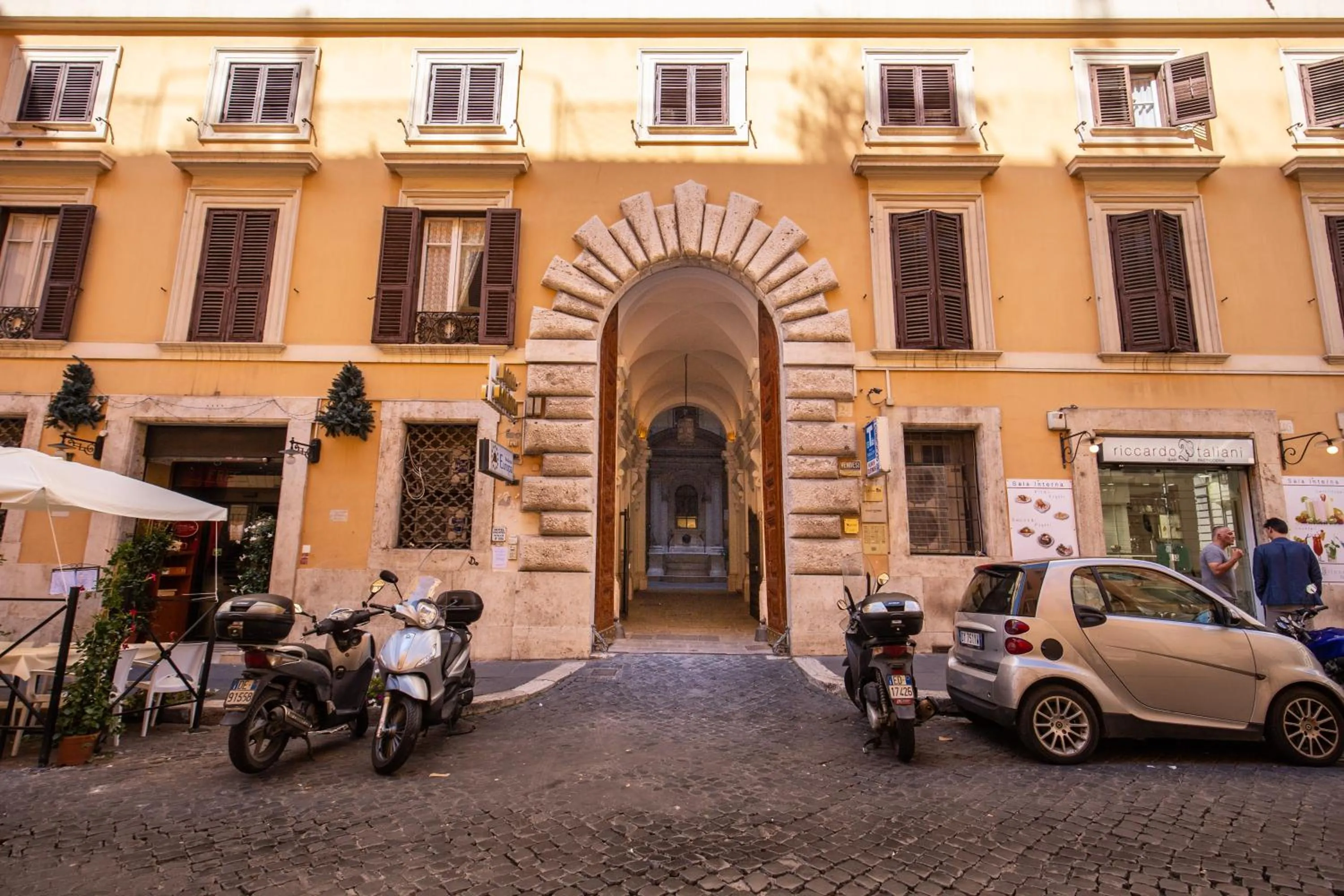 Facade/entrance in DeCharme apartment with terrace in Monti