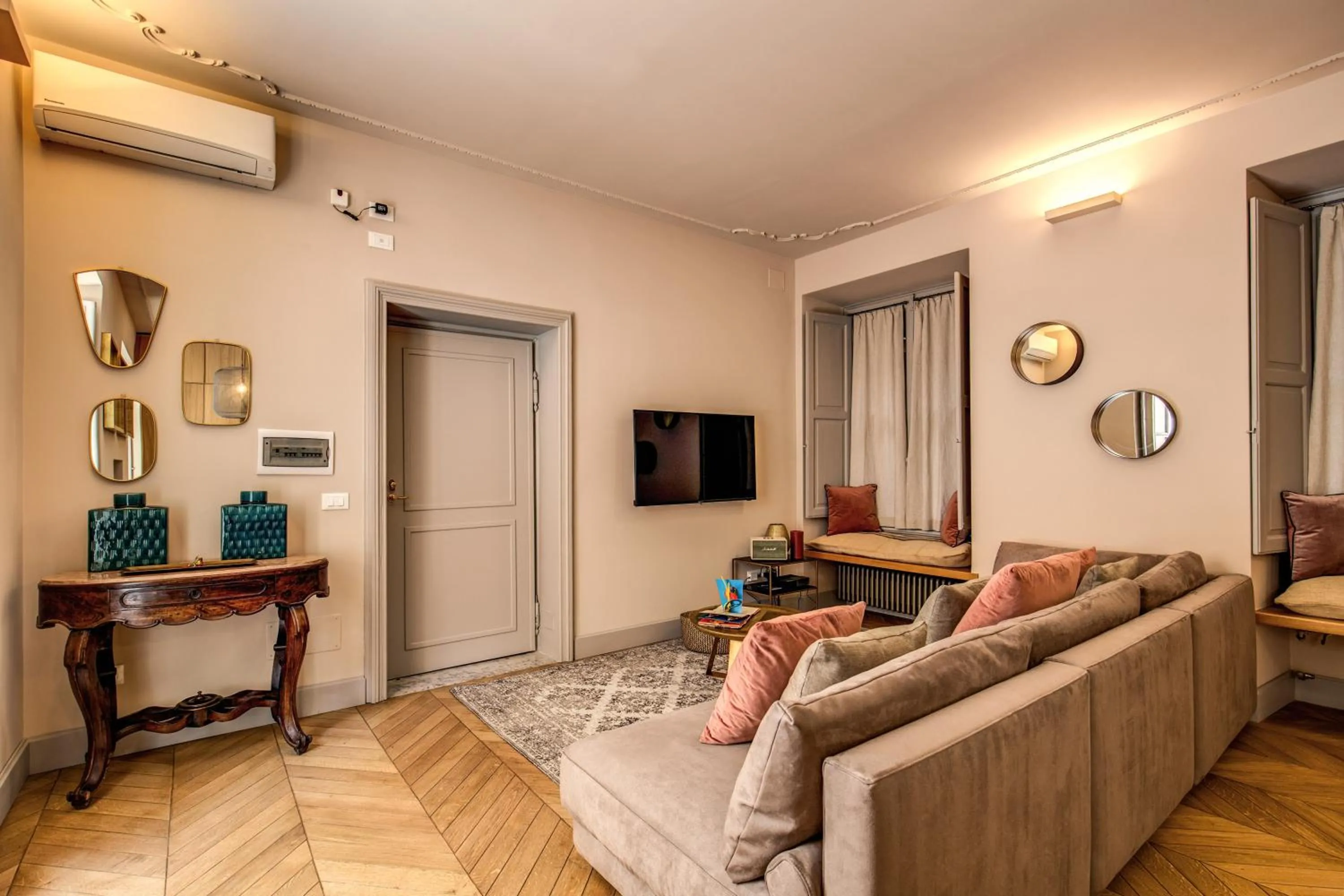 TV and multimedia in DeCharme apartment with terrace in Monti