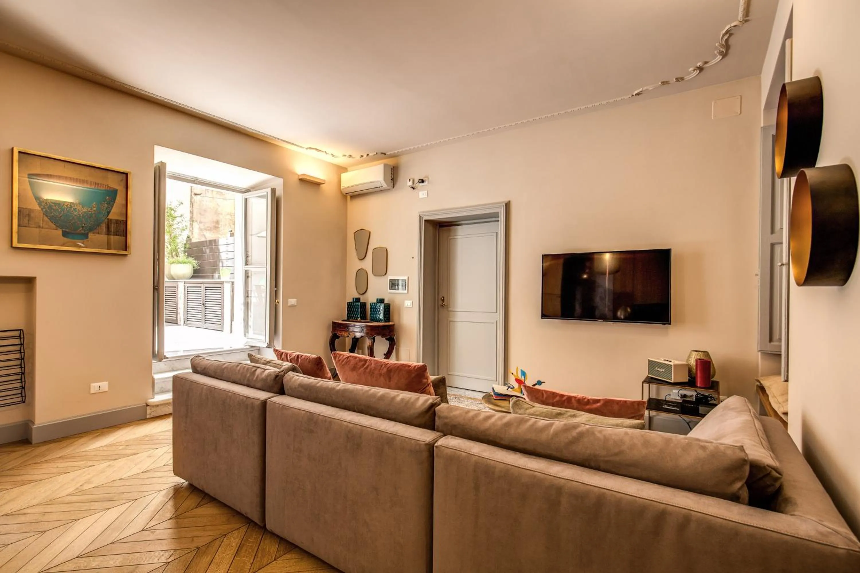 TV and multimedia in DeCharme apartment with terrace in Monti
