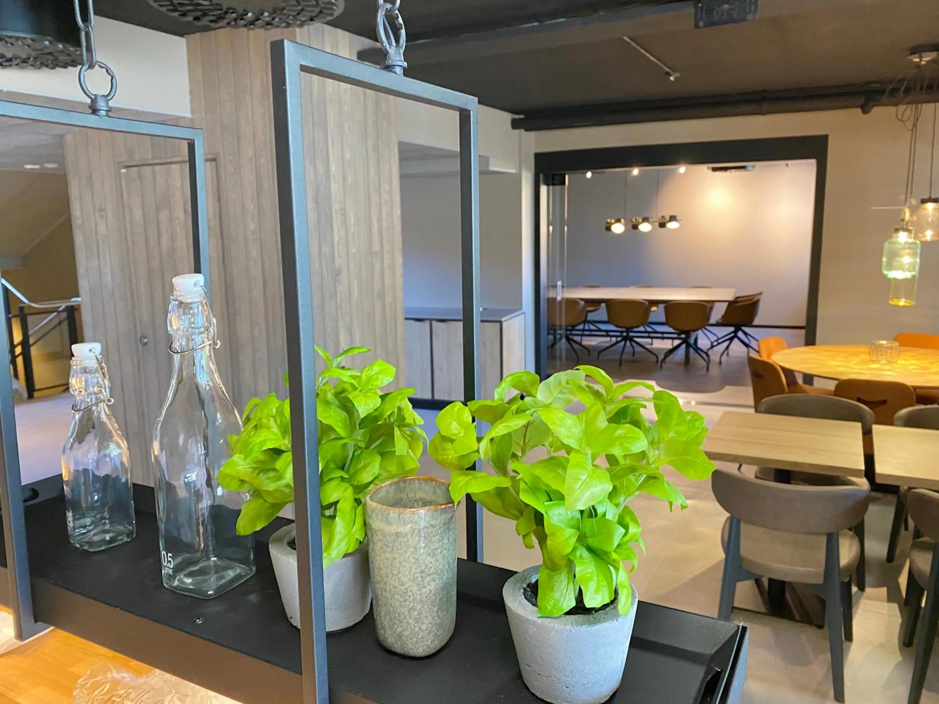 Restaurant/places to eat in Pilot Airport Hotel