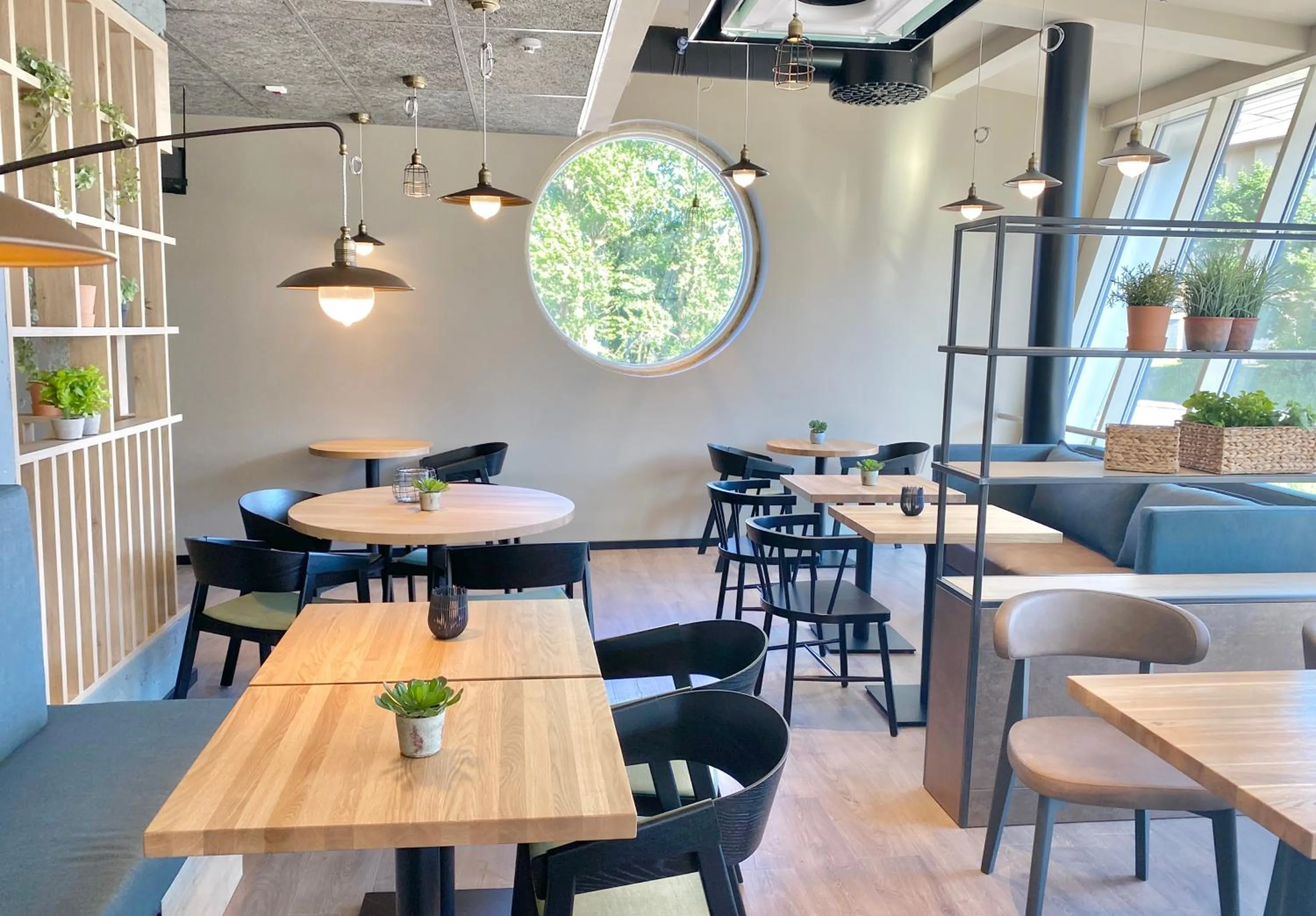 Restaurant/places to eat in Pilot Airport Hotel