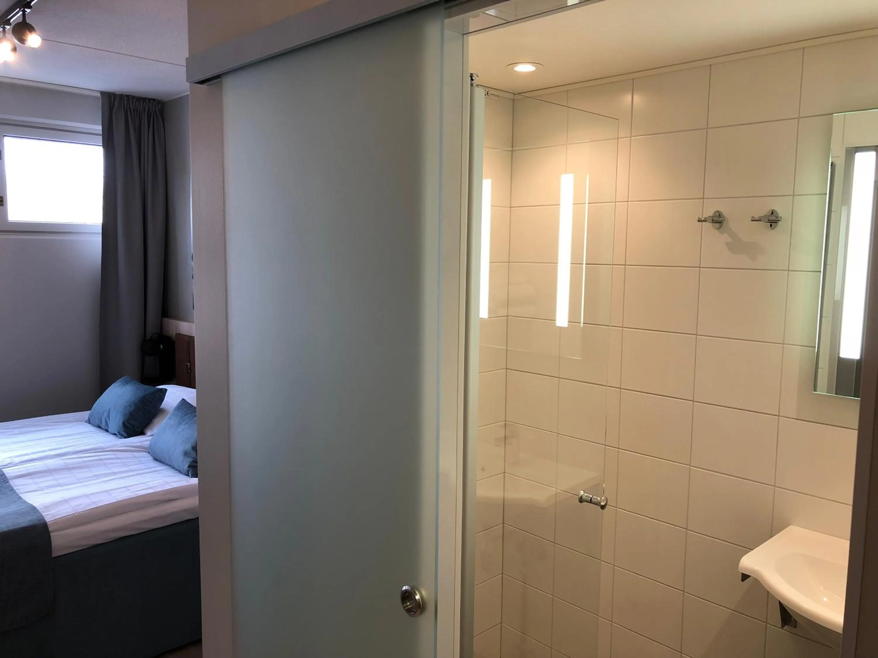 Bathroom, Bed in Pilot Airport Hotel