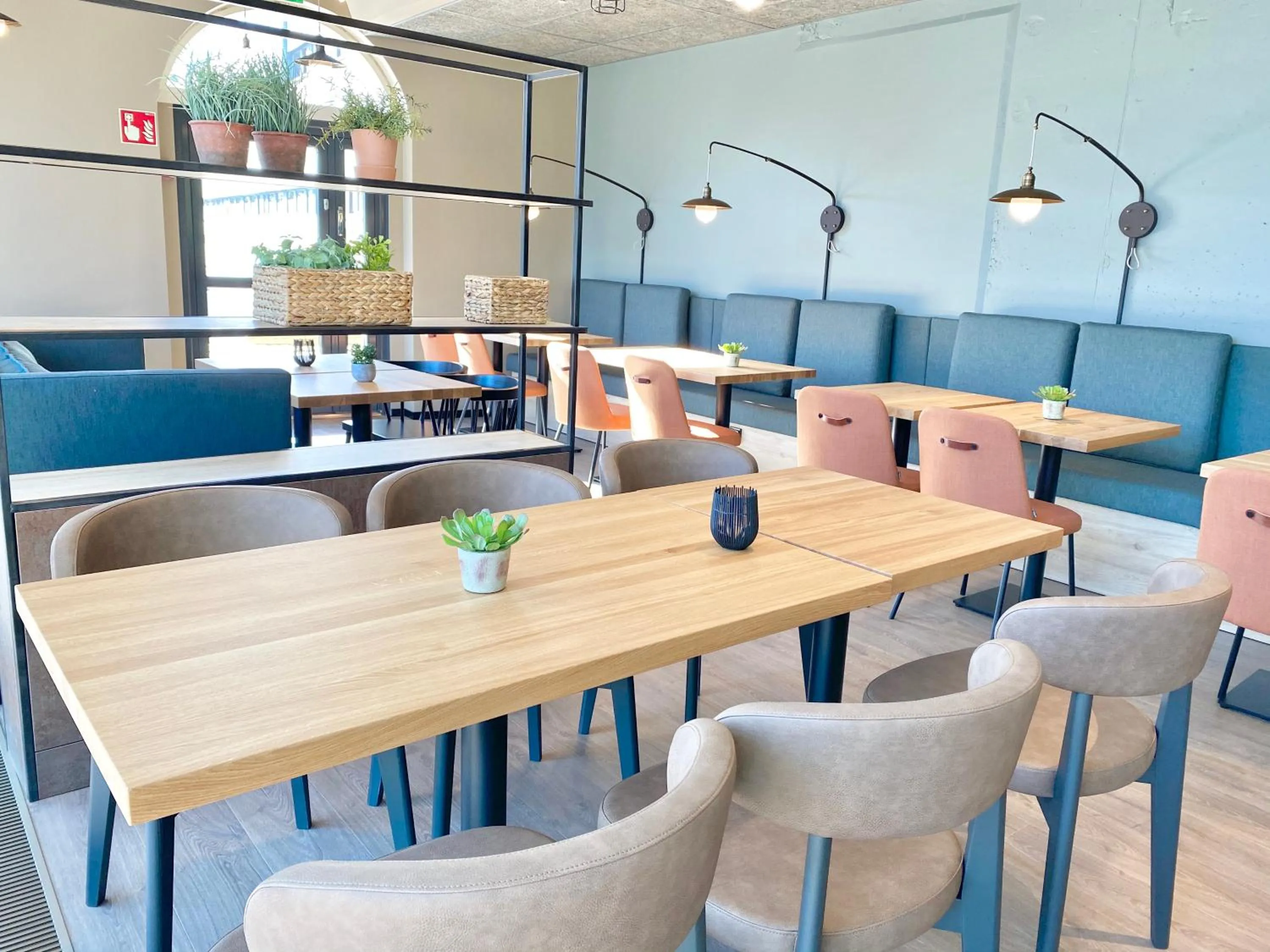 Restaurant/places to eat in Pilot Airport Hotel