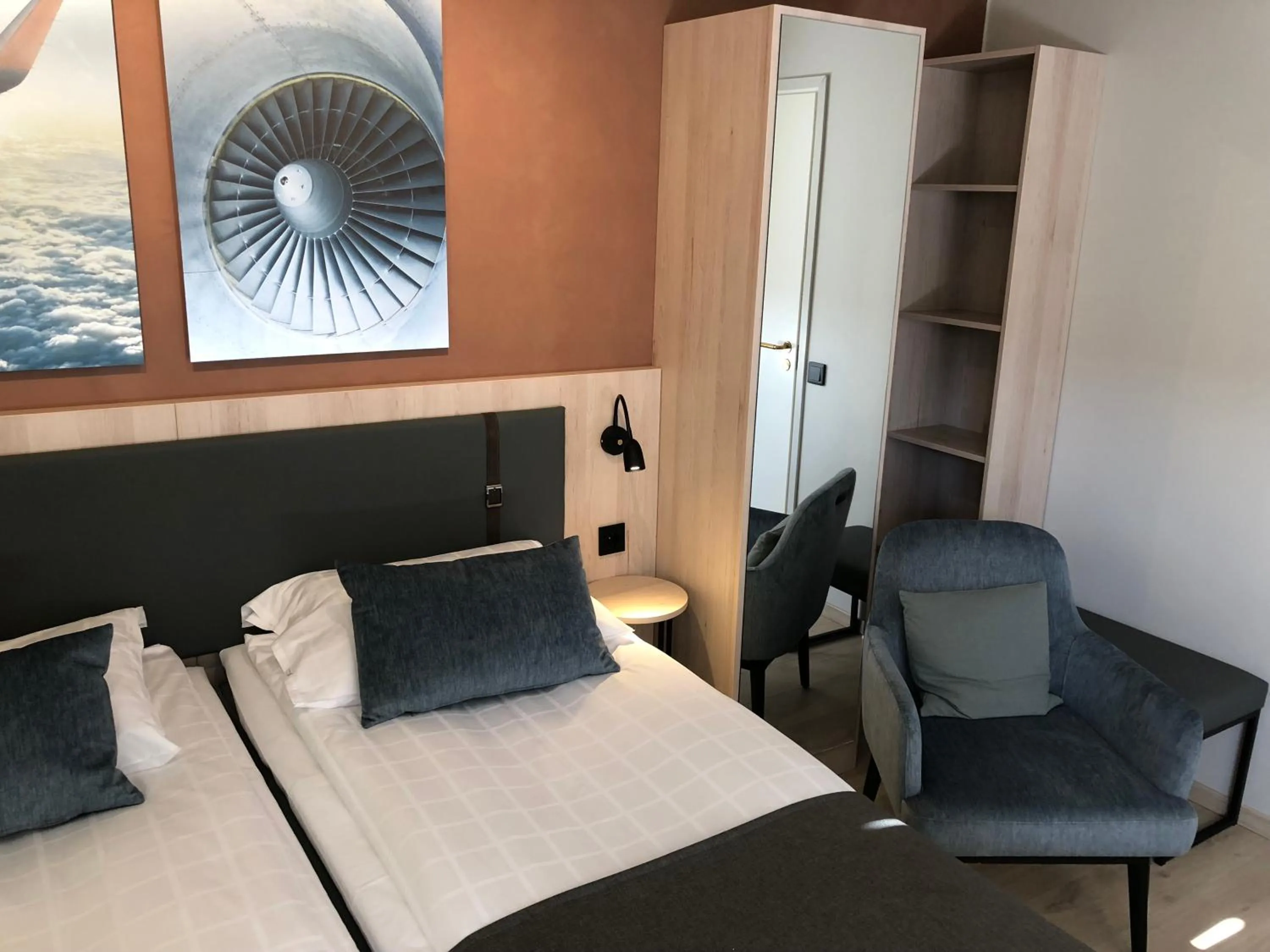 Bedroom, Bed in Pilot Airport Hotel