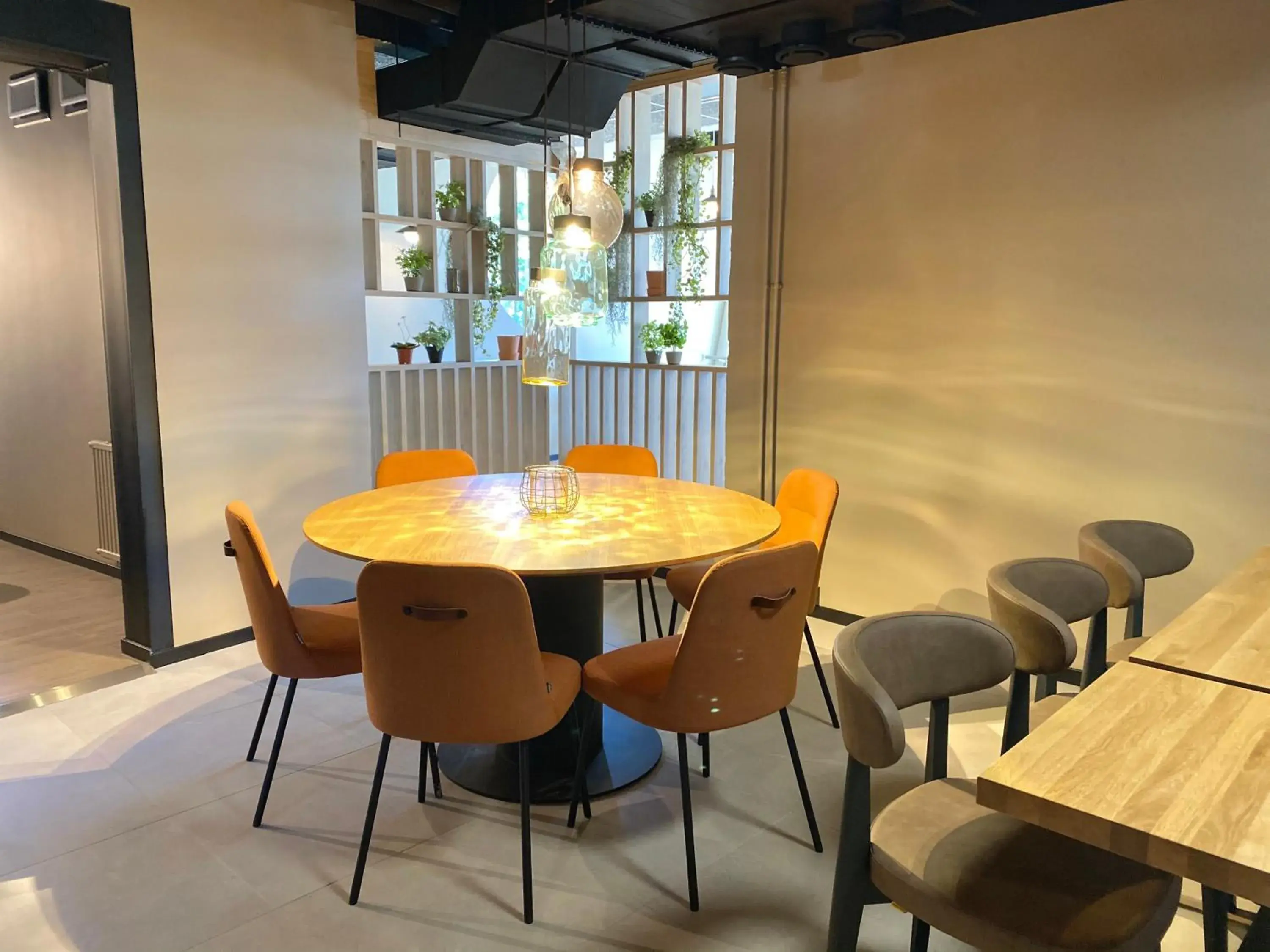 Restaurant/places to eat in Pilot Airport Hotel Restaurant/places to eat in Pilot Airport Hotel