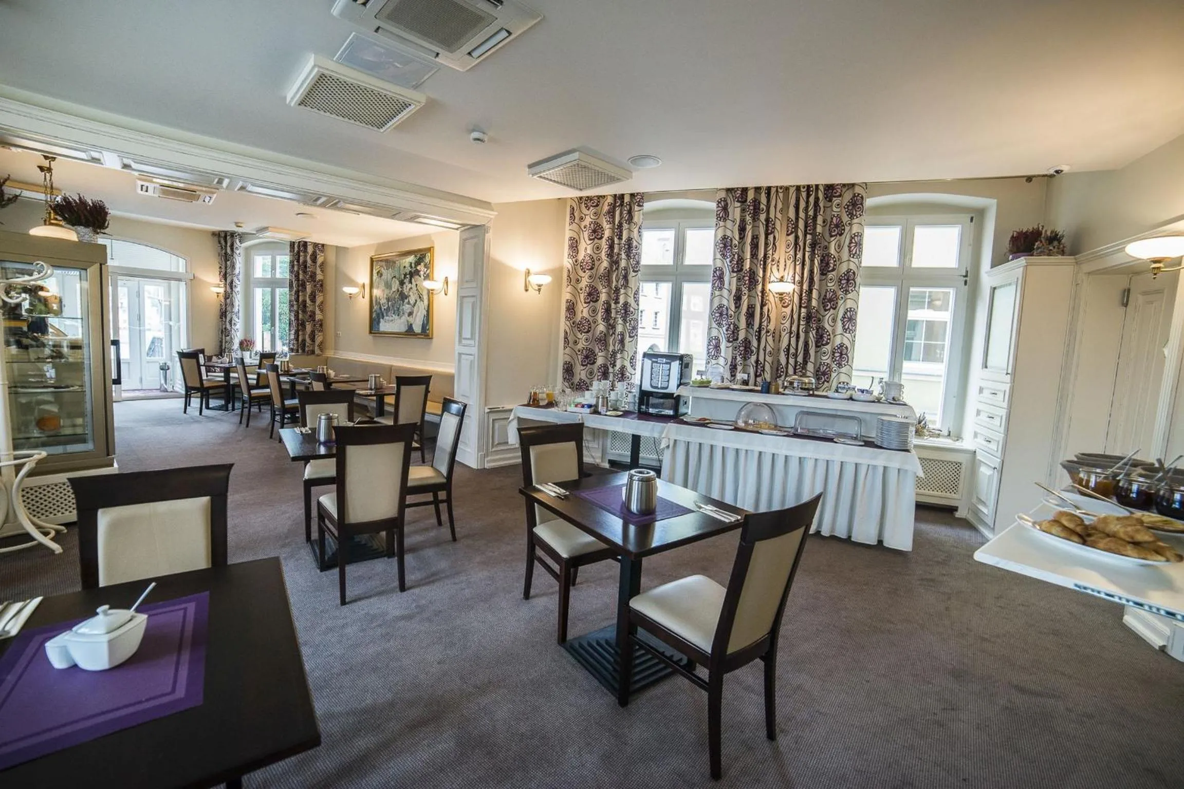 Restaurant/places to eat in Hotel Starka