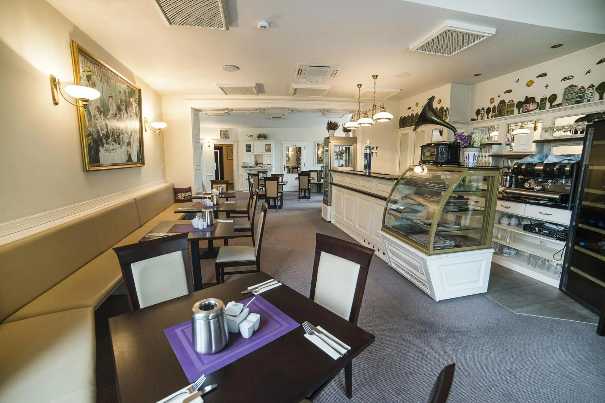 Restaurant/places to eat in Hotel Starka