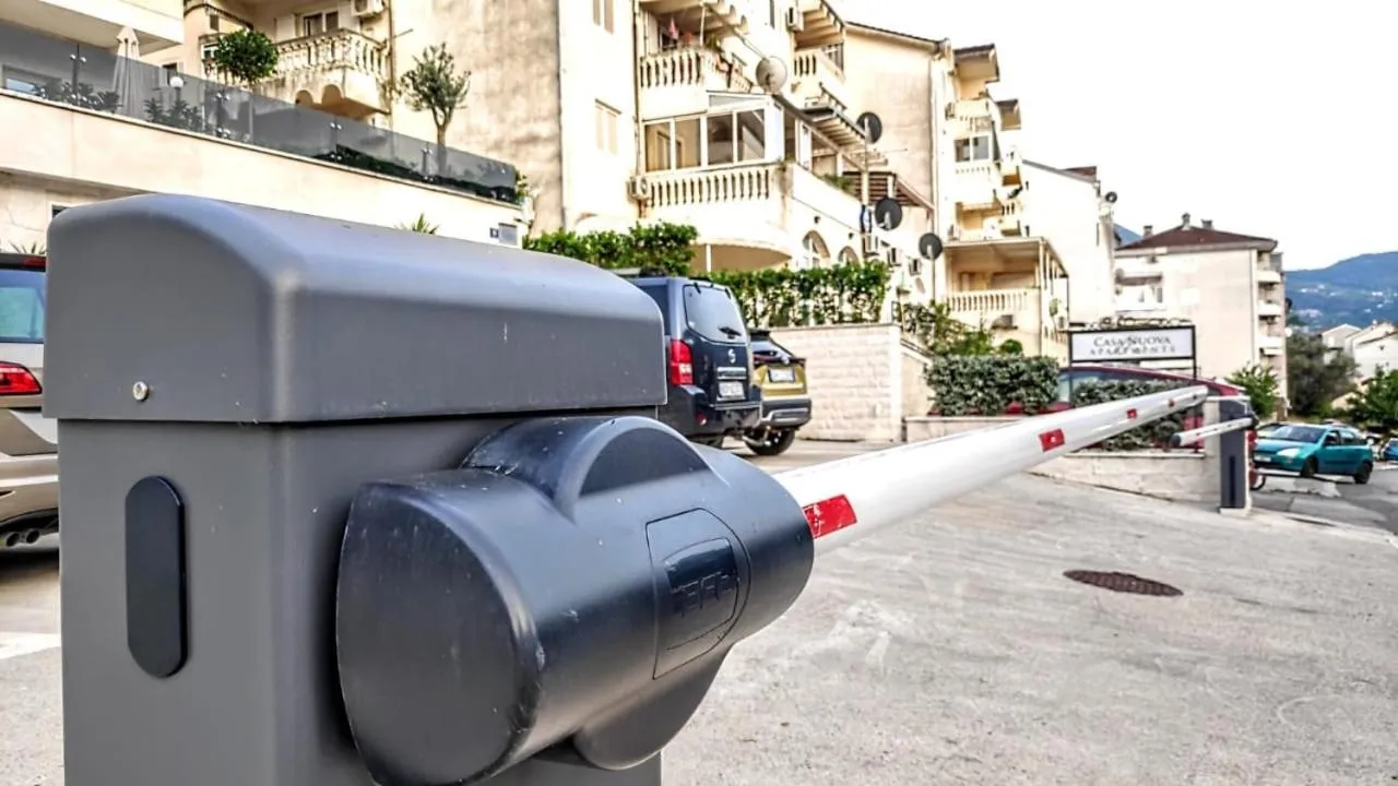 Property building in Casa Nuova