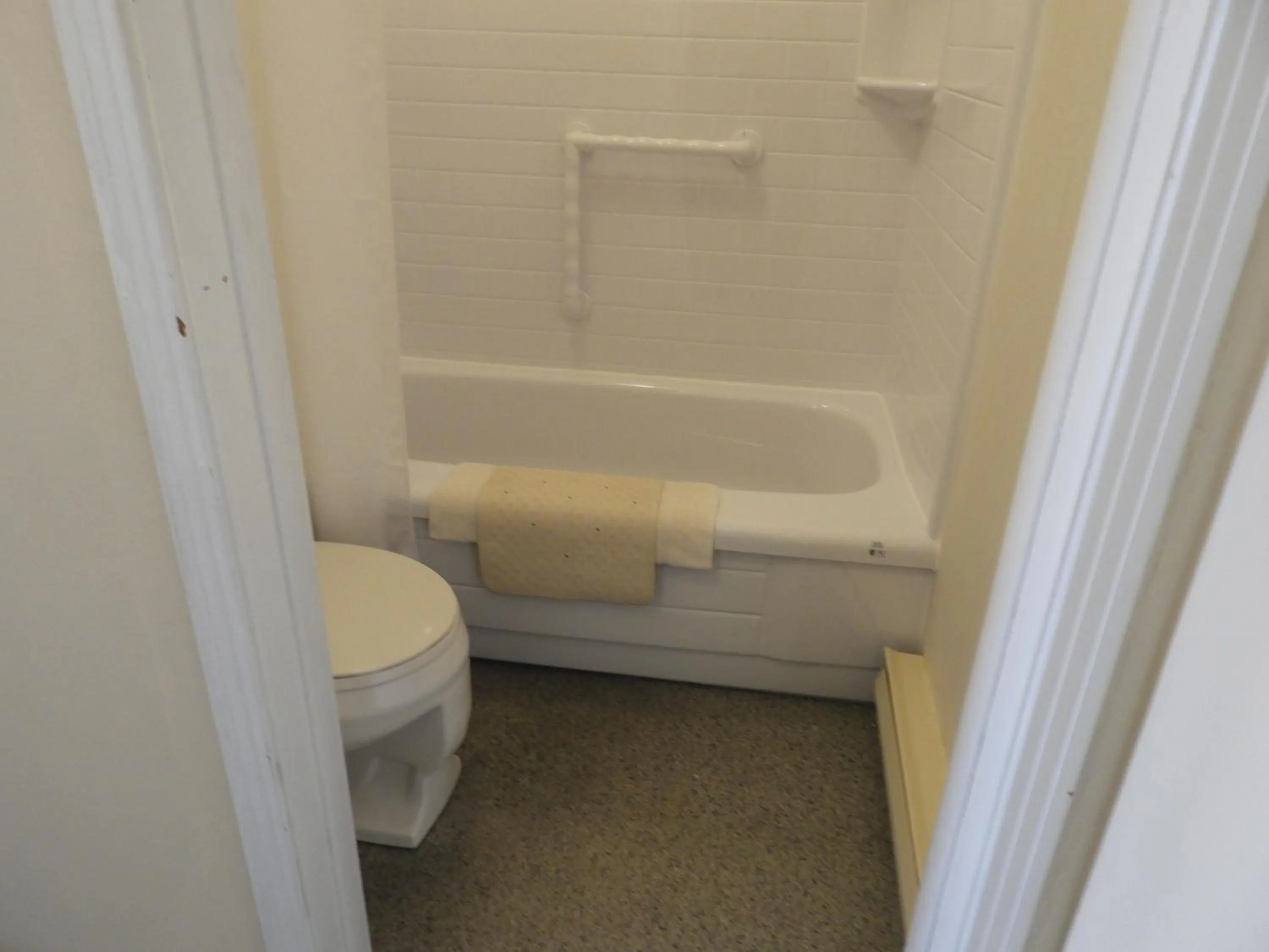 Bathroom in Admiral Digby Inn Restaurant and Cottages