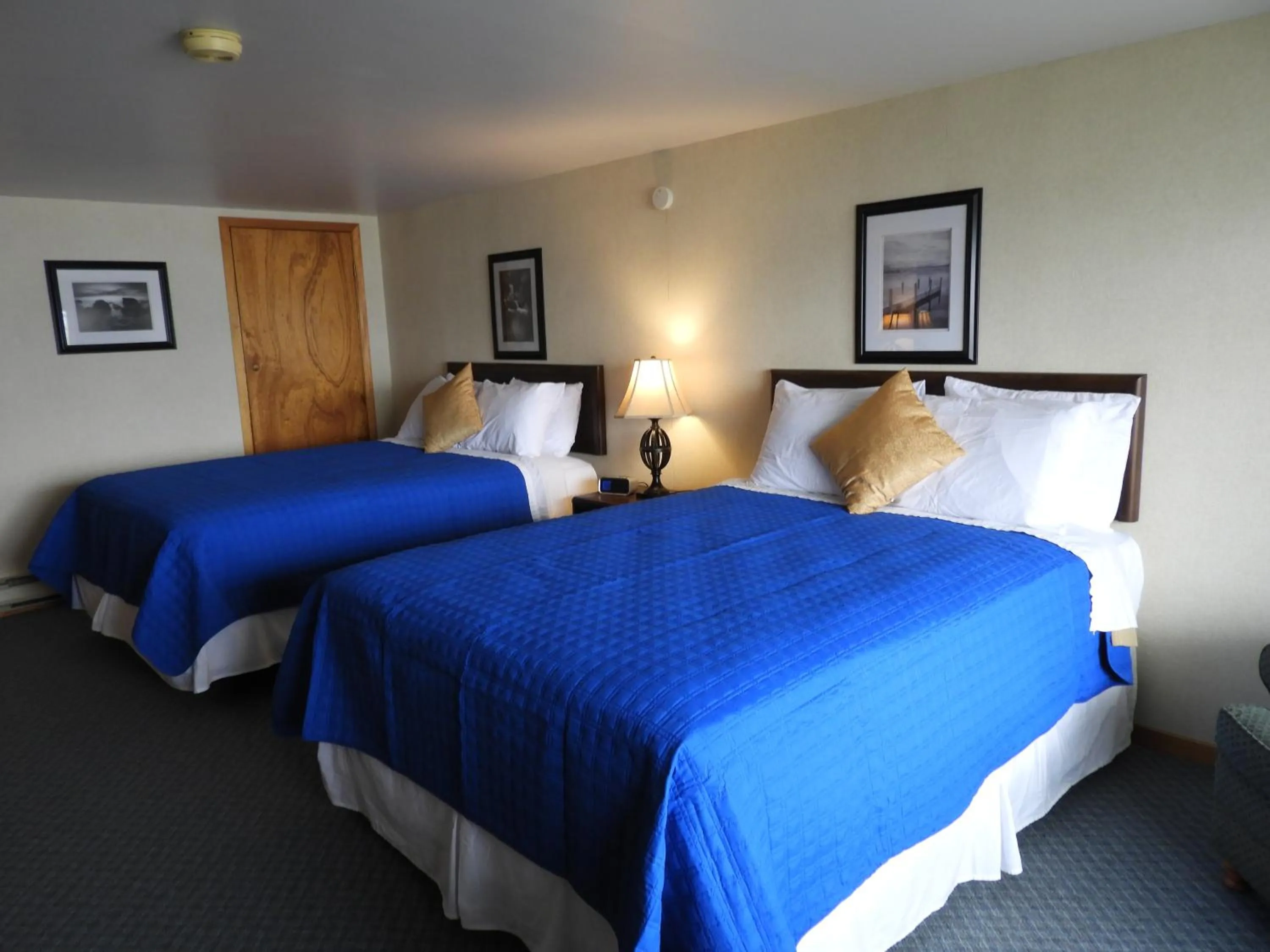 Photo of the whole room, Bed in Admiral Digby Inn Restaurant and Cottages