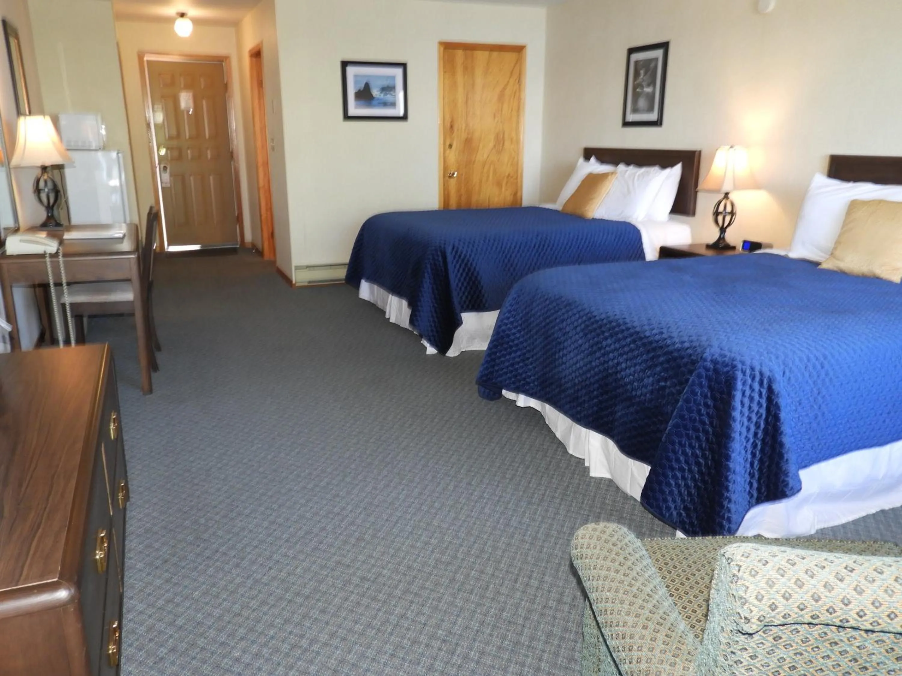 Photo of the whole room, Bed in Admiral Digby Inn Restaurant and Cottages