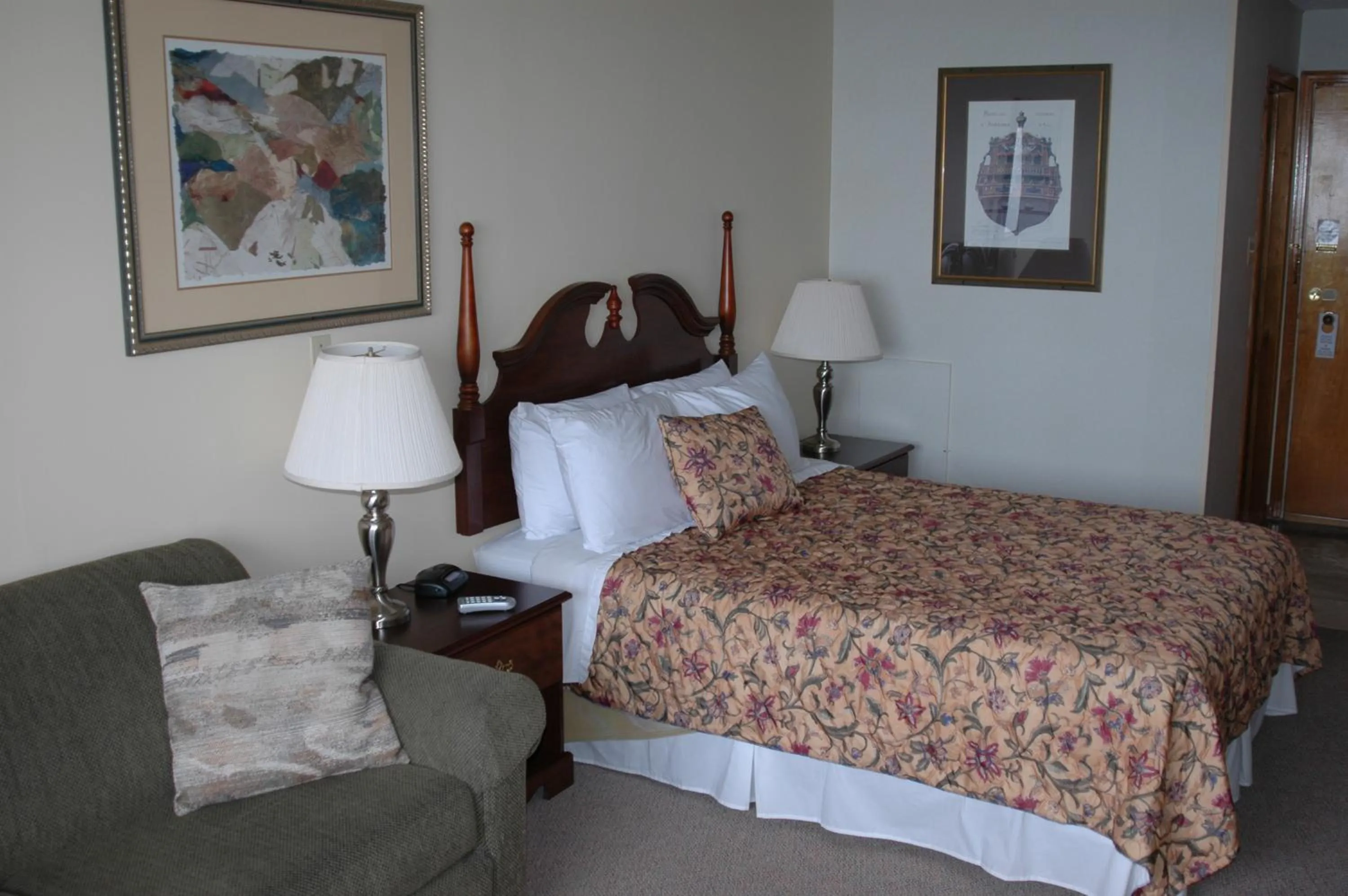 Seating area, Bed in Admiral Digby Inn Restaurant and Cottages