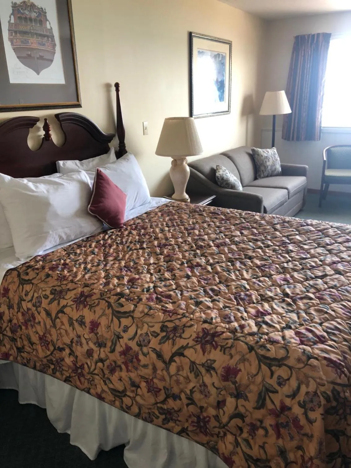 Photo of the whole room, Bed in Admiral Digby Inn Restaurant and Cottages