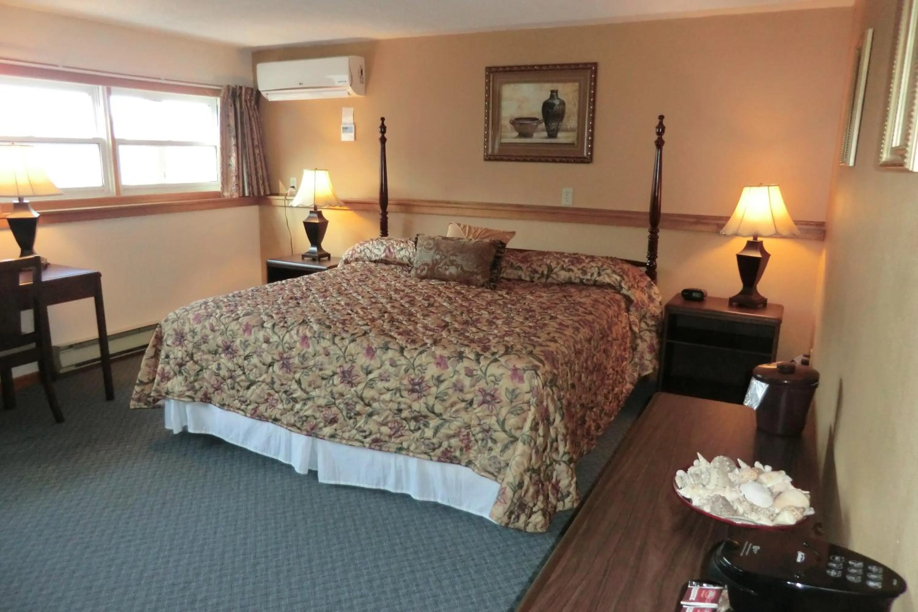 Photo of the whole room, Bed in Admiral Digby Inn Restaurant and Cottages