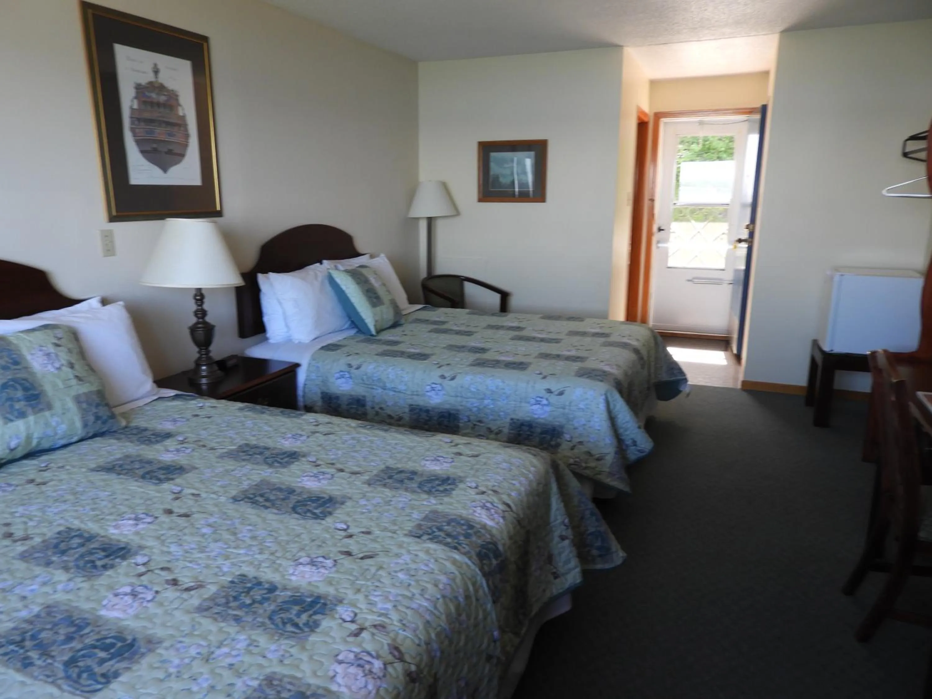 Bed in Admiral Digby Inn Restaurant and Cottages