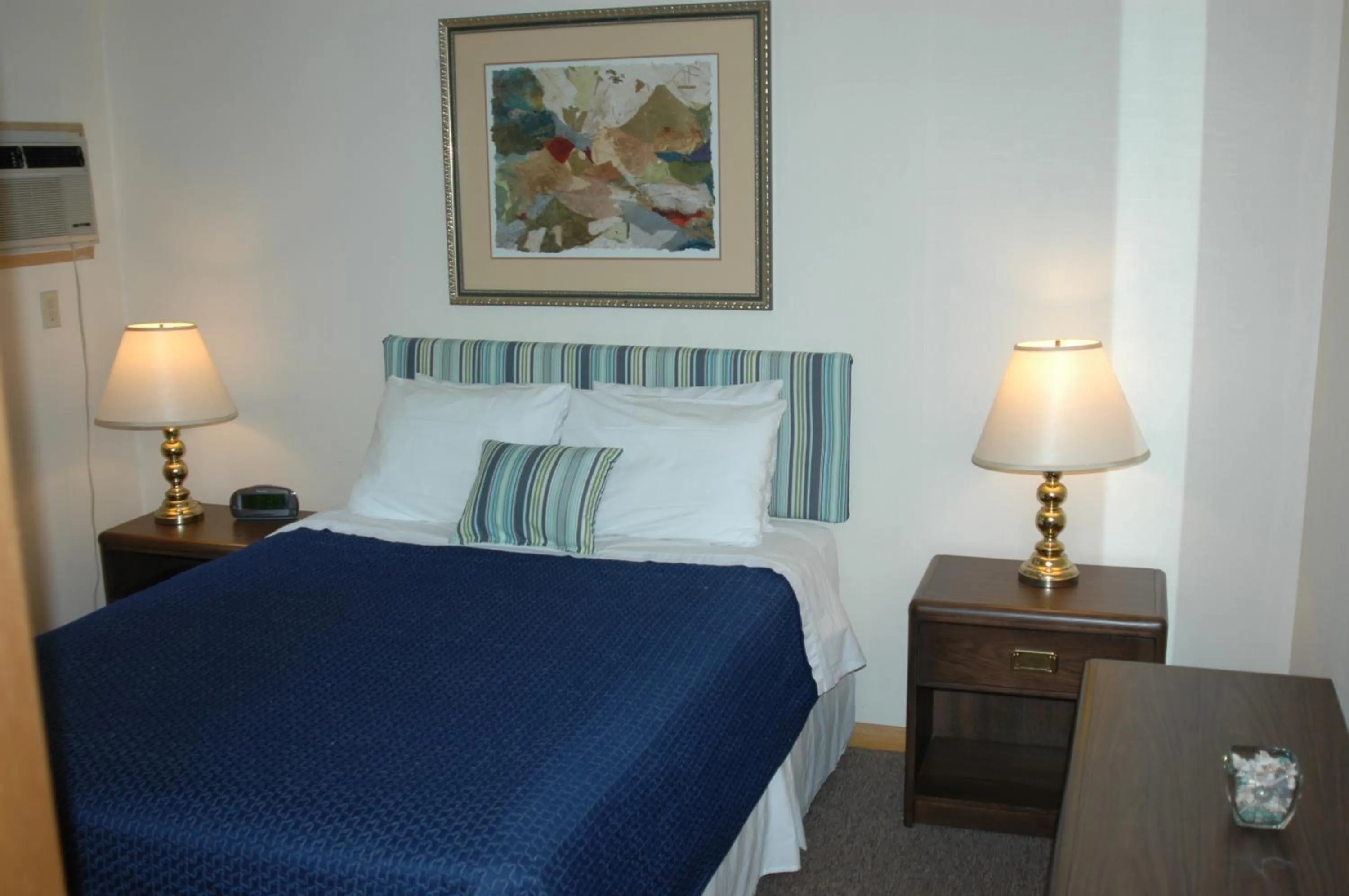 Bed in Admiral Digby Inn Restaurant and Cottages