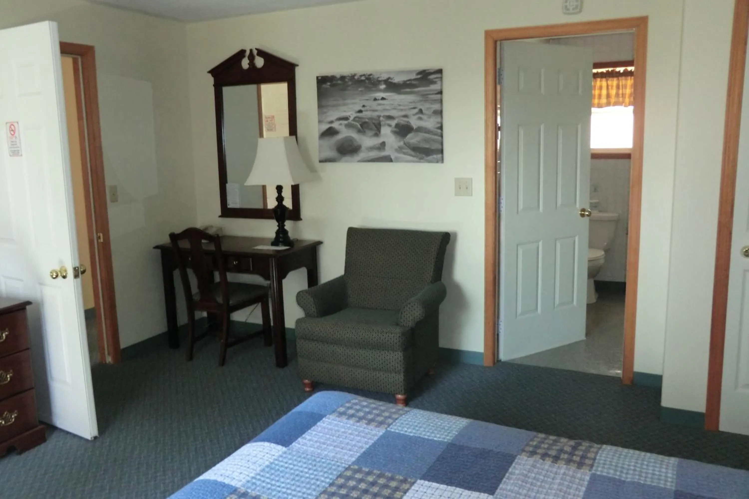Toilet, Bed in Admiral Digby Inn Restaurant and Cottages