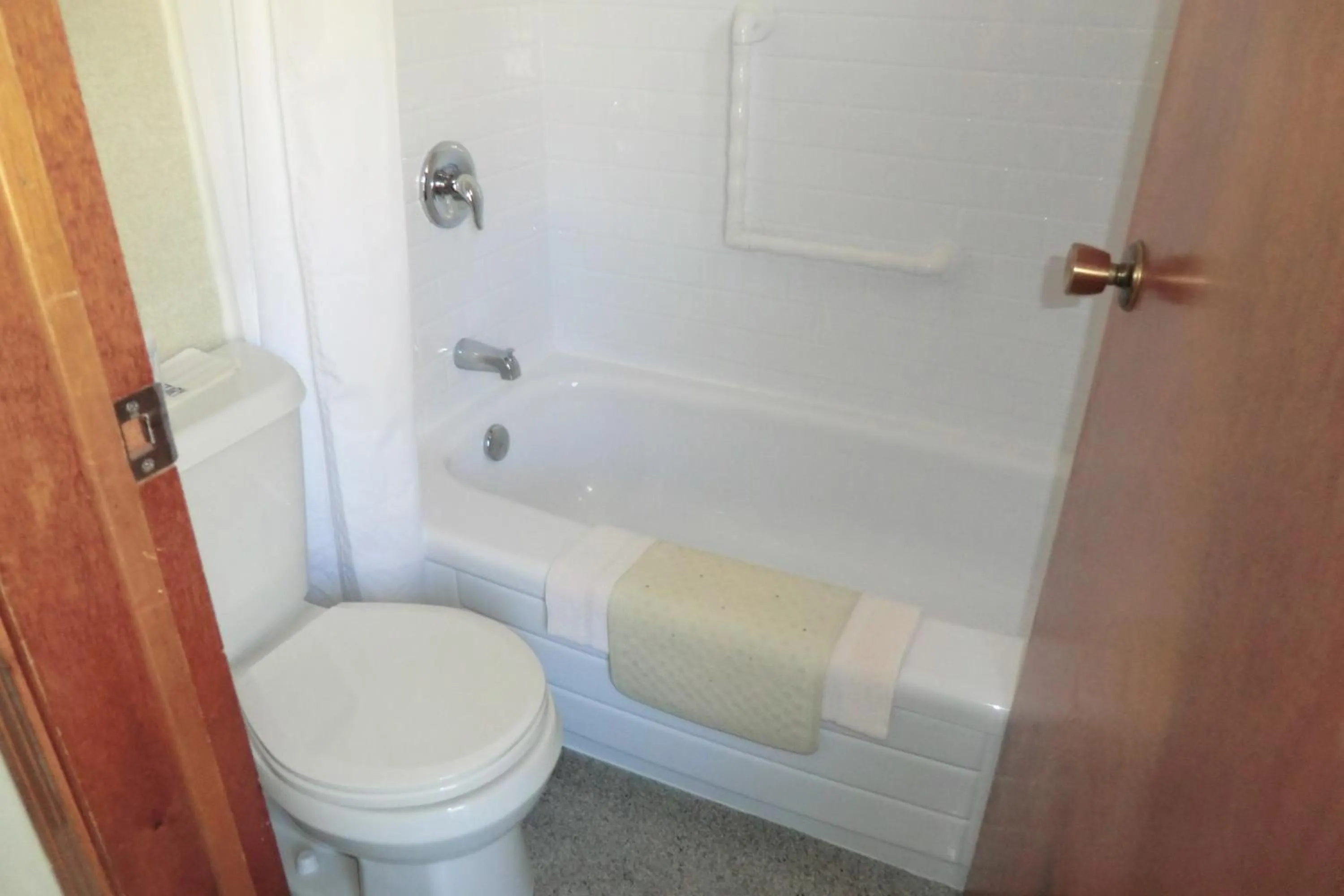 Bathroom in Admiral Digby Inn Restaurant and Cottages
