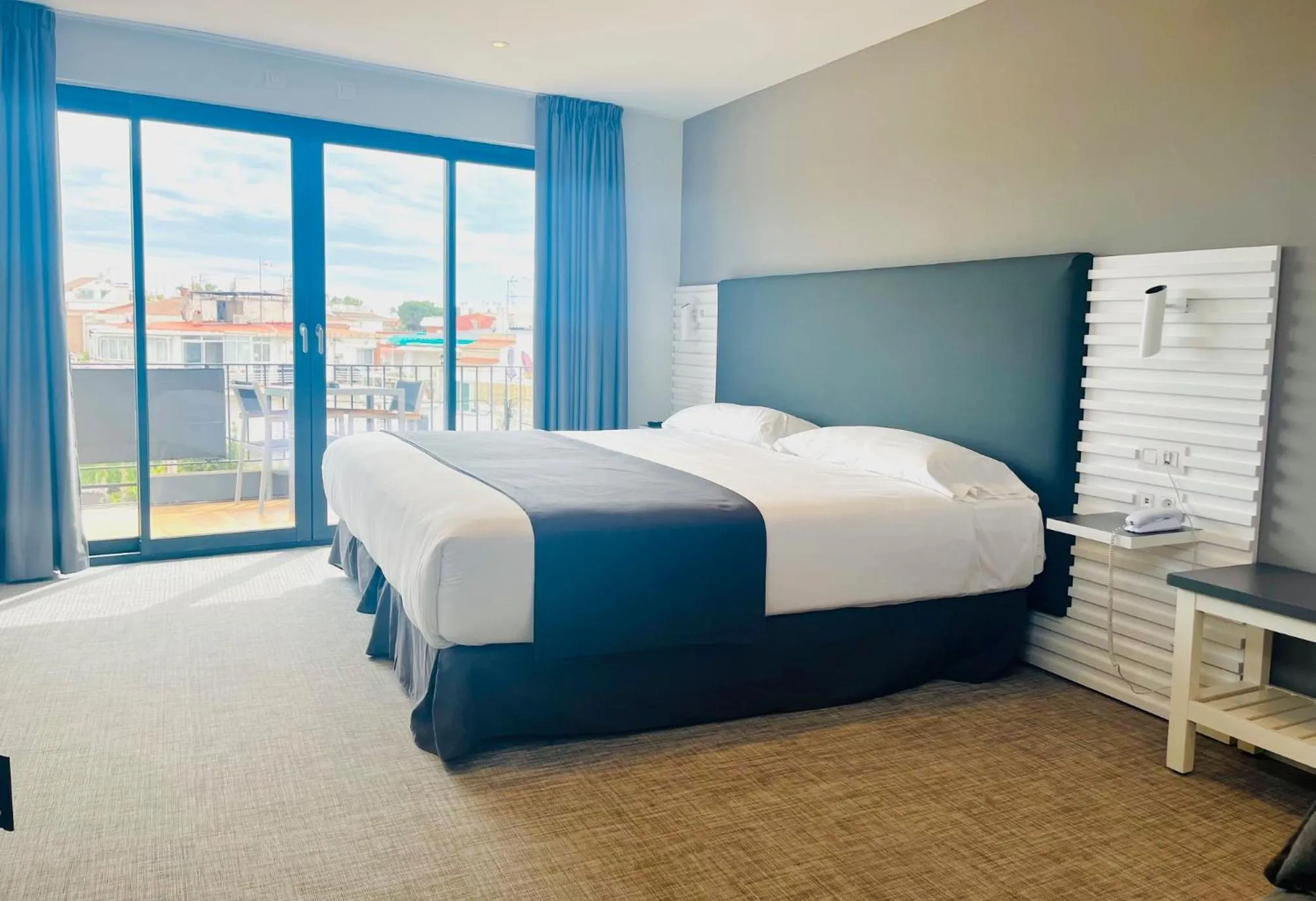 Photo of the whole room, Bed in Hotel Sitges