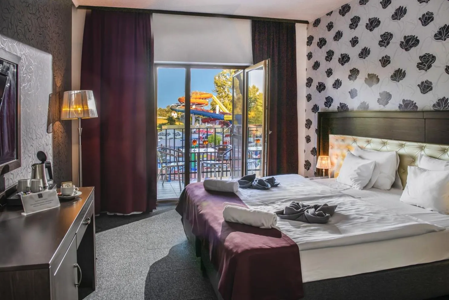 Seating area, Bed in Session Hotel Ráckeve