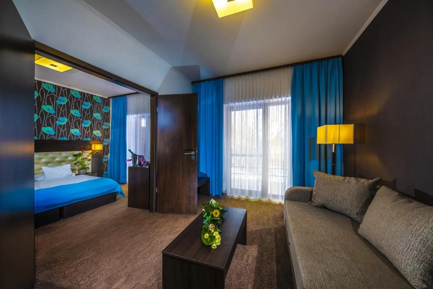 Living room, Bed in Session Hotel Ráckeve