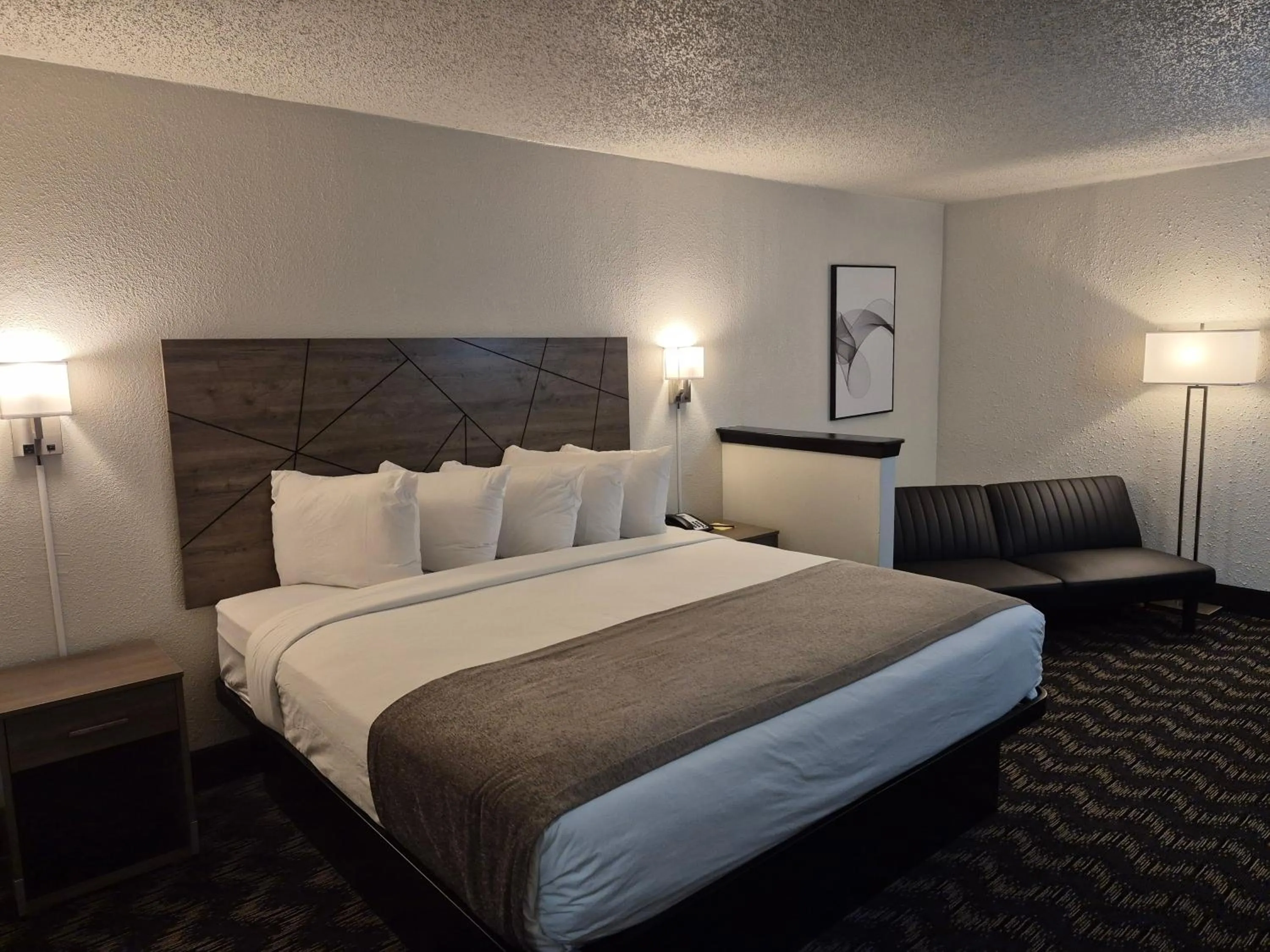 Pool view, Bed in Abilene Whitten Inn