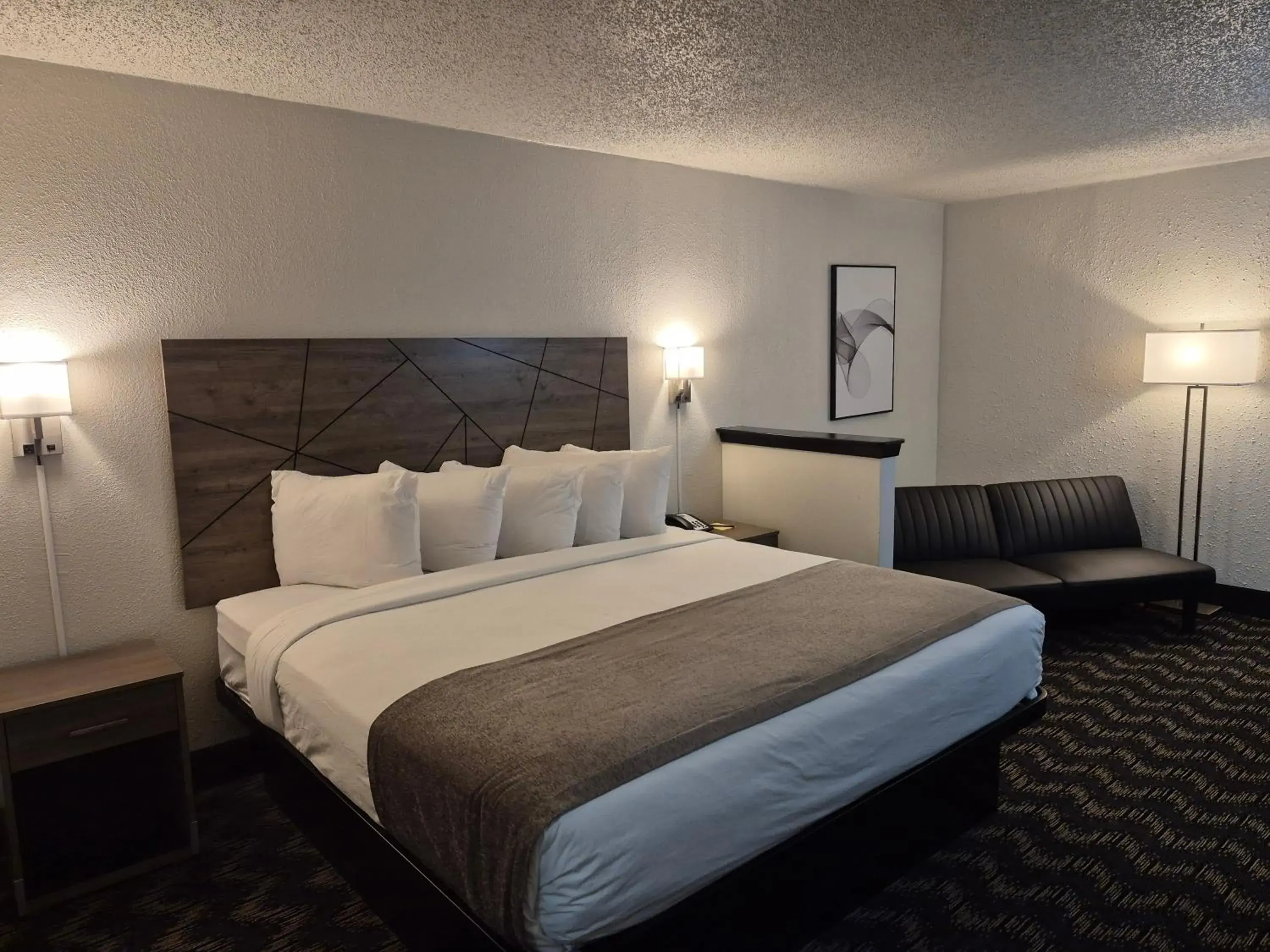 Pool view, Bed in Abilene Whitten Inn Pool view, Bed in Abilene Whitten Inn