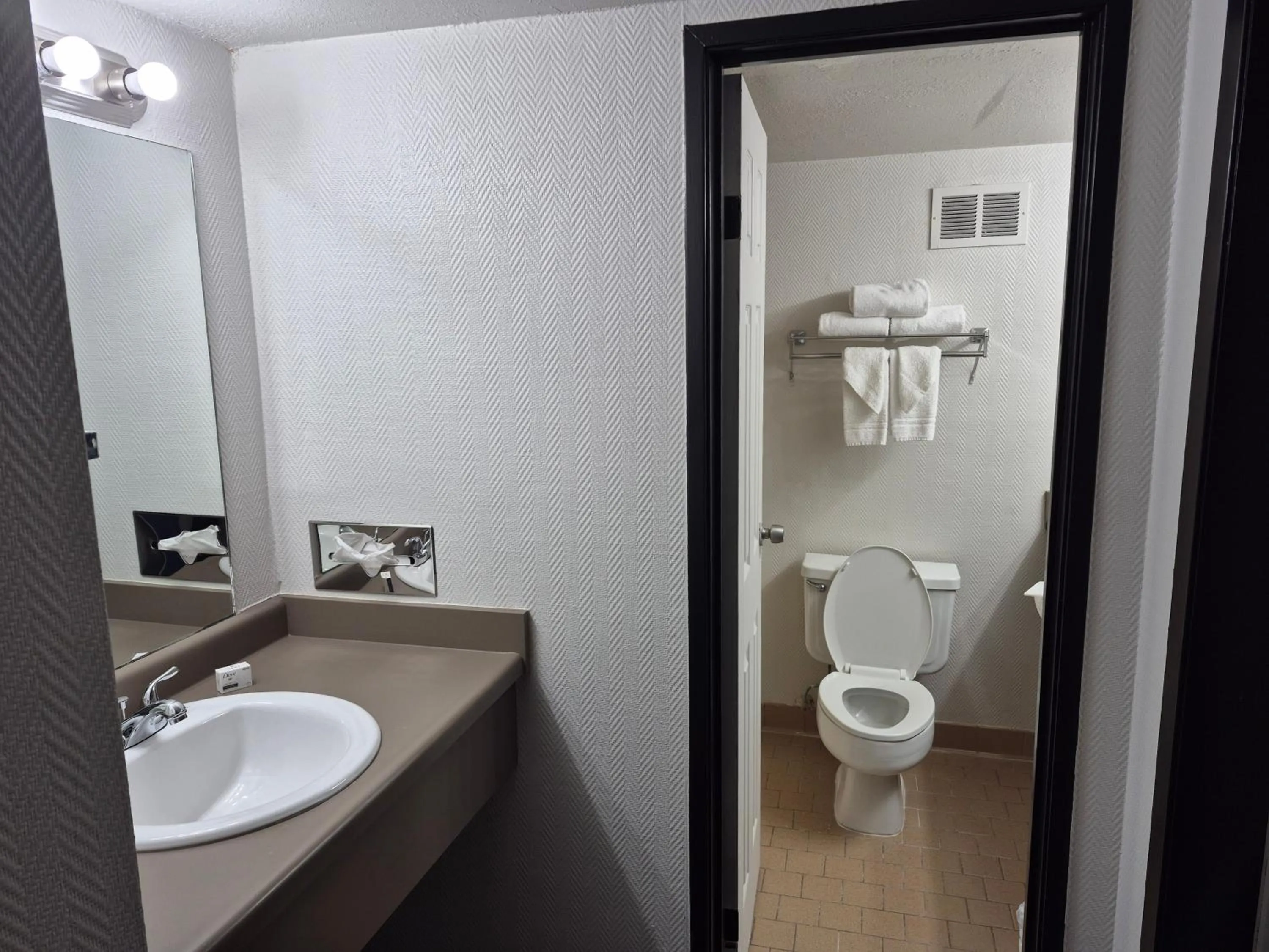 Toilet in Abilene Whitten Inn