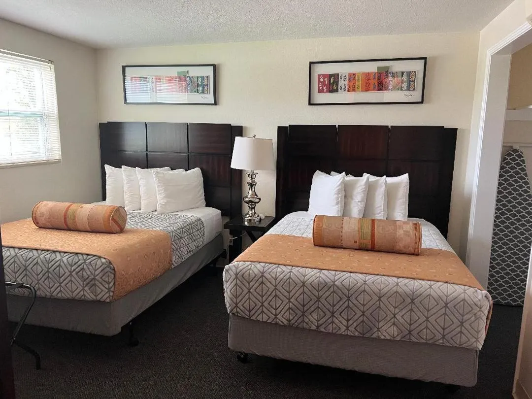 Bed in Beachside Resort Motel