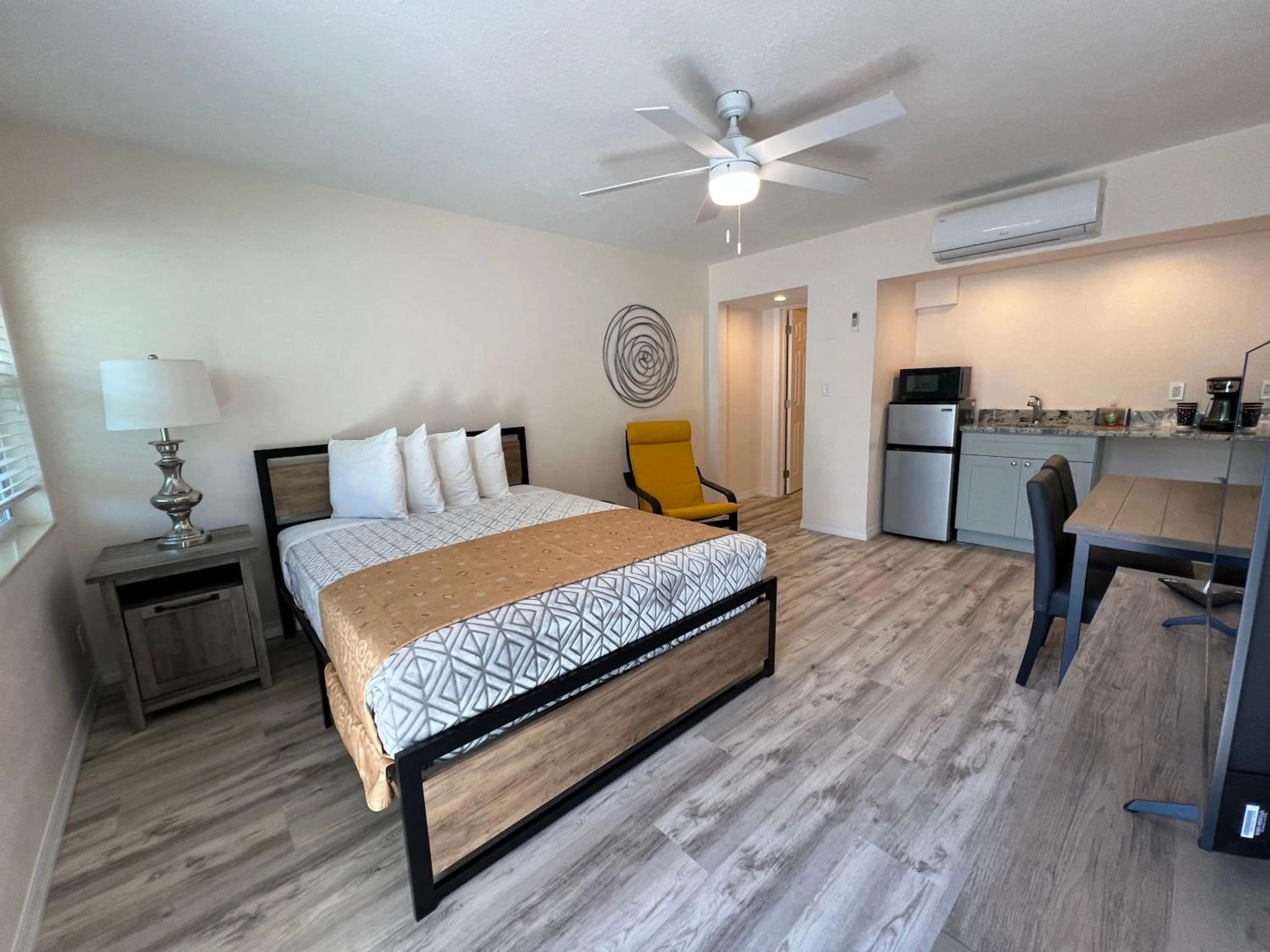 Bed in Beachside Resort Motel