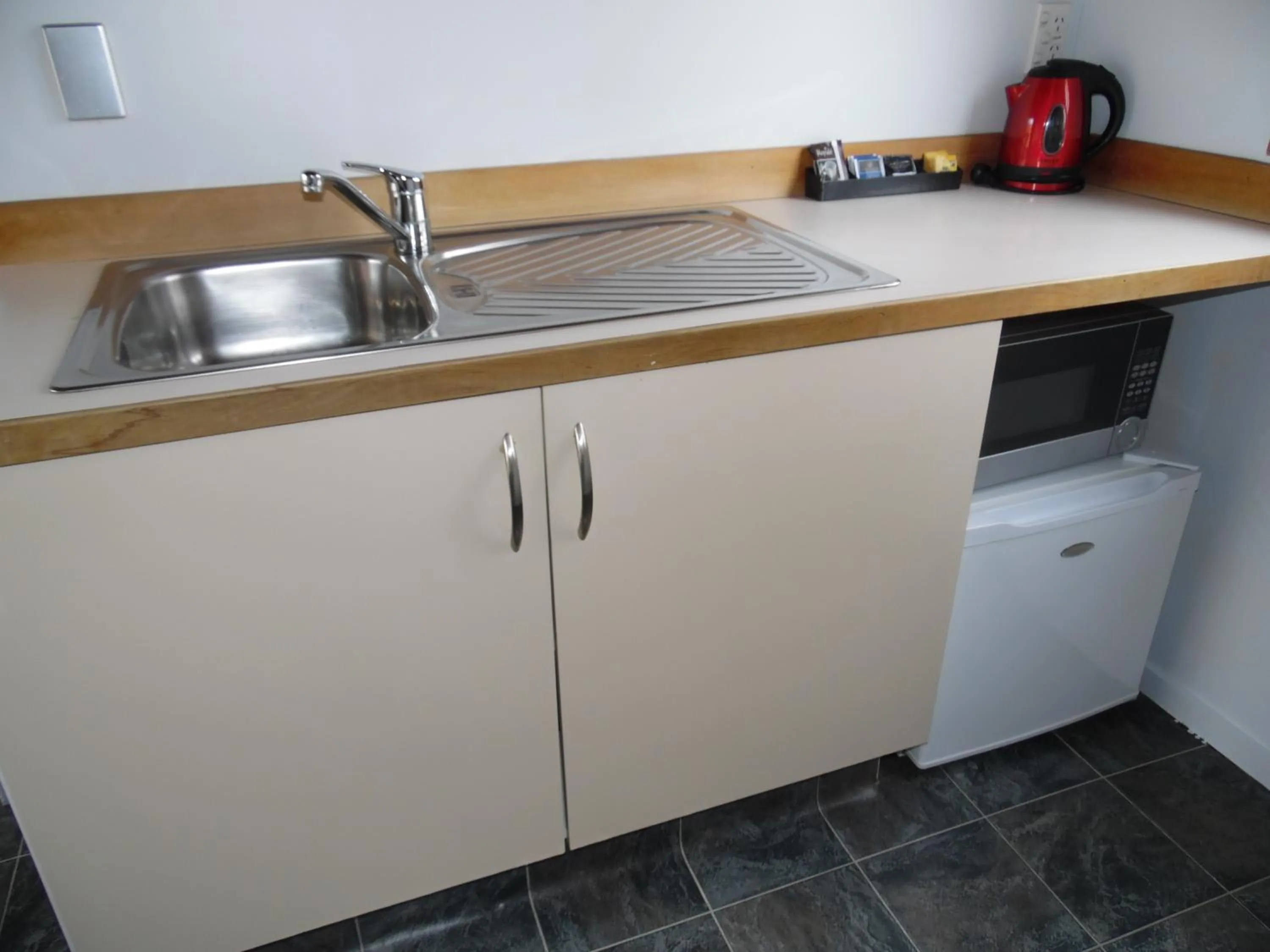 Kitchen or kitchenette in Pinewood Motels