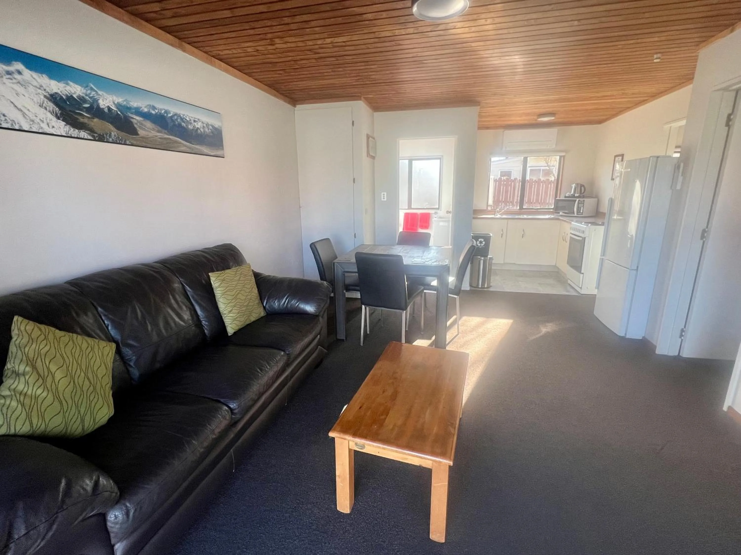 Kitchen or kitchenette in Pinewood Motels