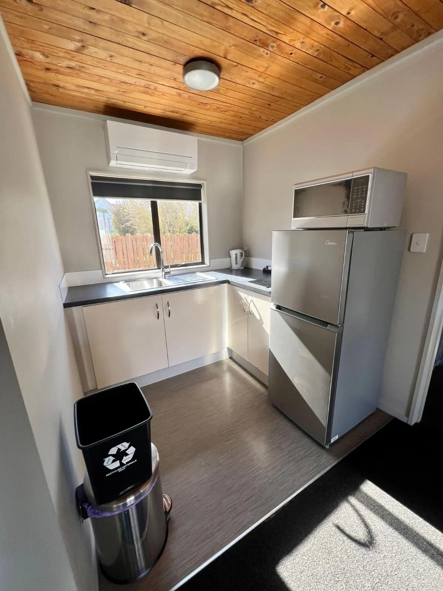 Kitchen or kitchenette in Pinewood Motels