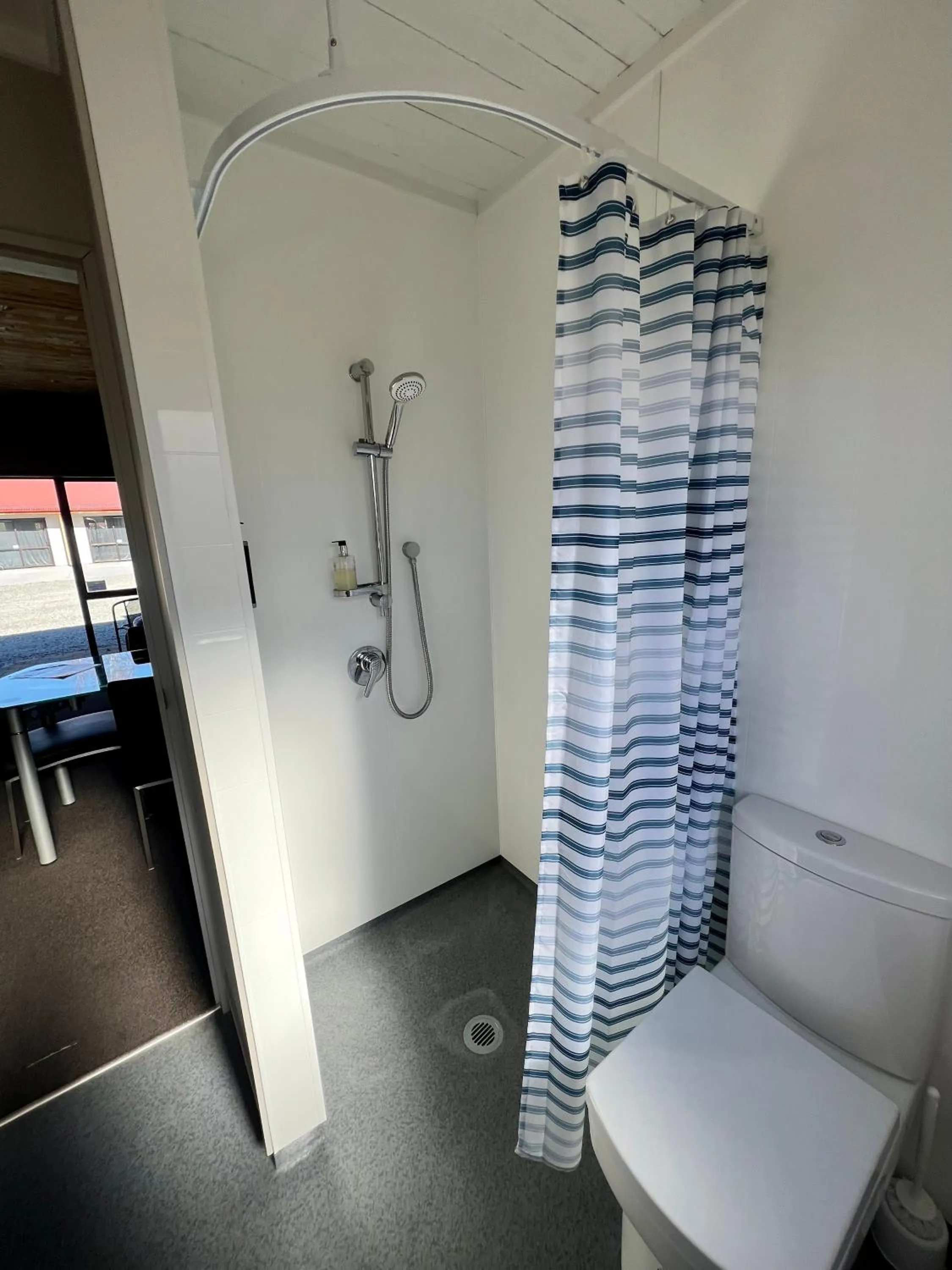 Shower in Pinewood Motels