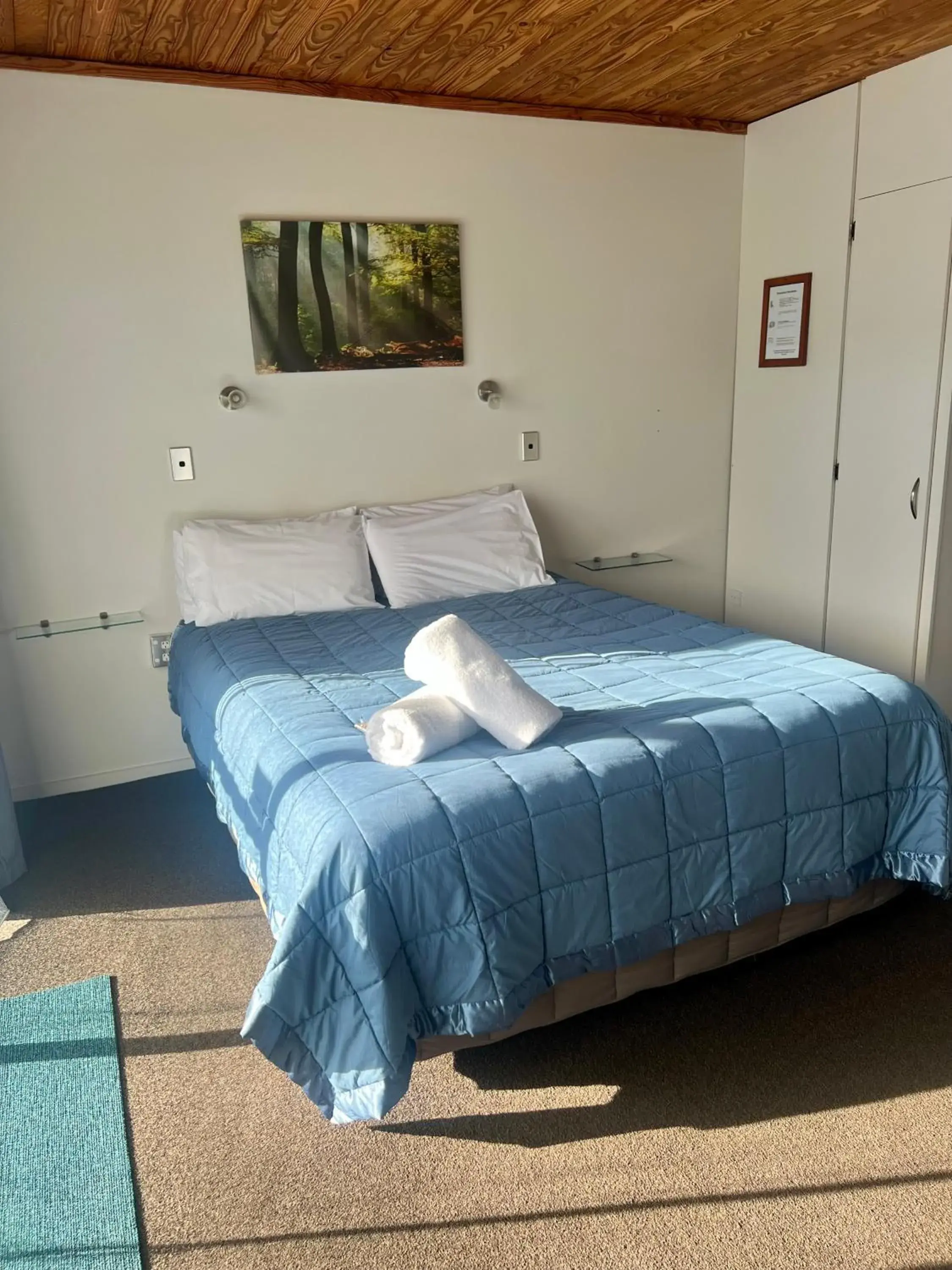 Bed in Pinewood Motels Bed in Pinewood Motels