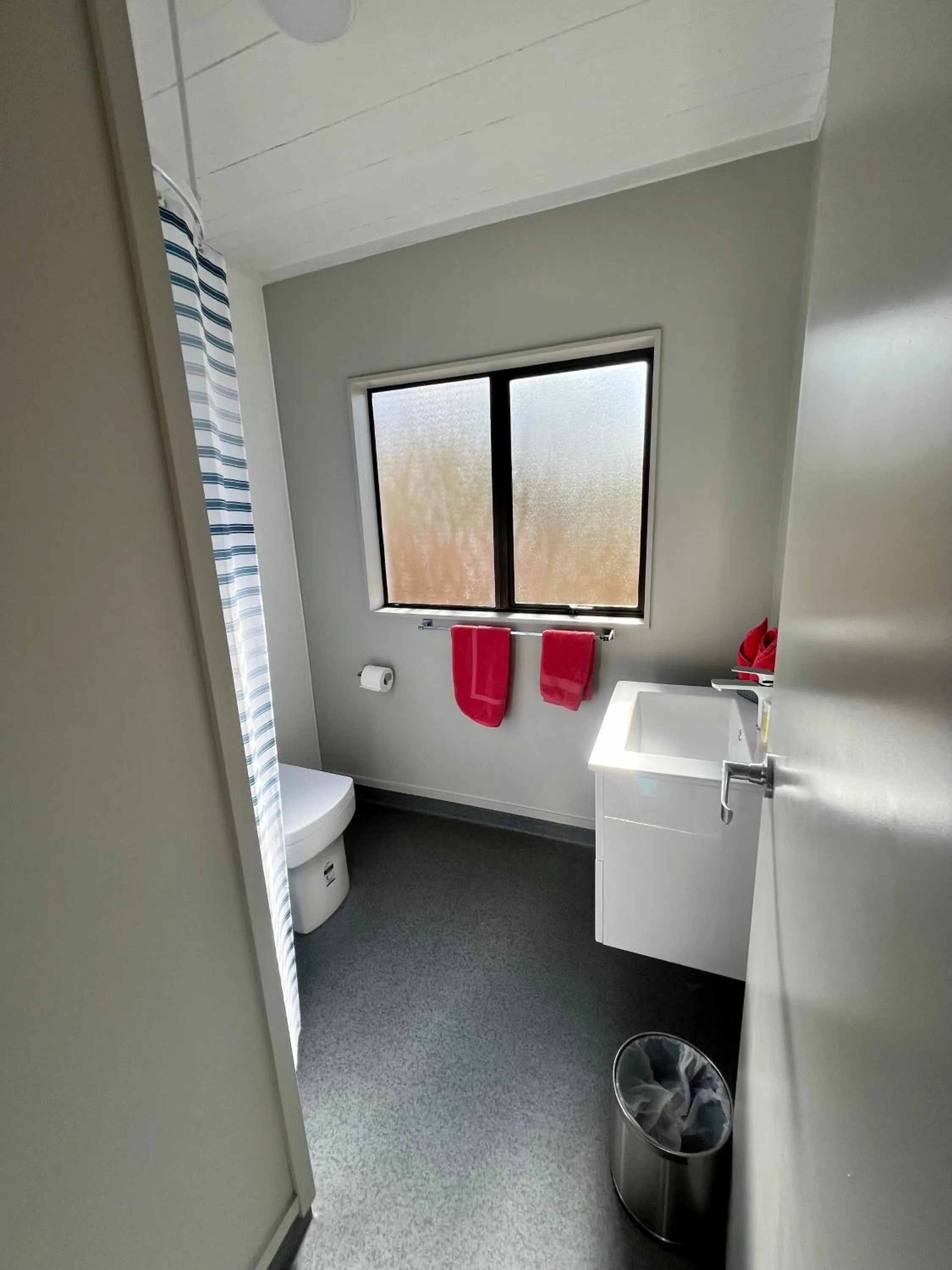 Bathroom in Pinewood Motels