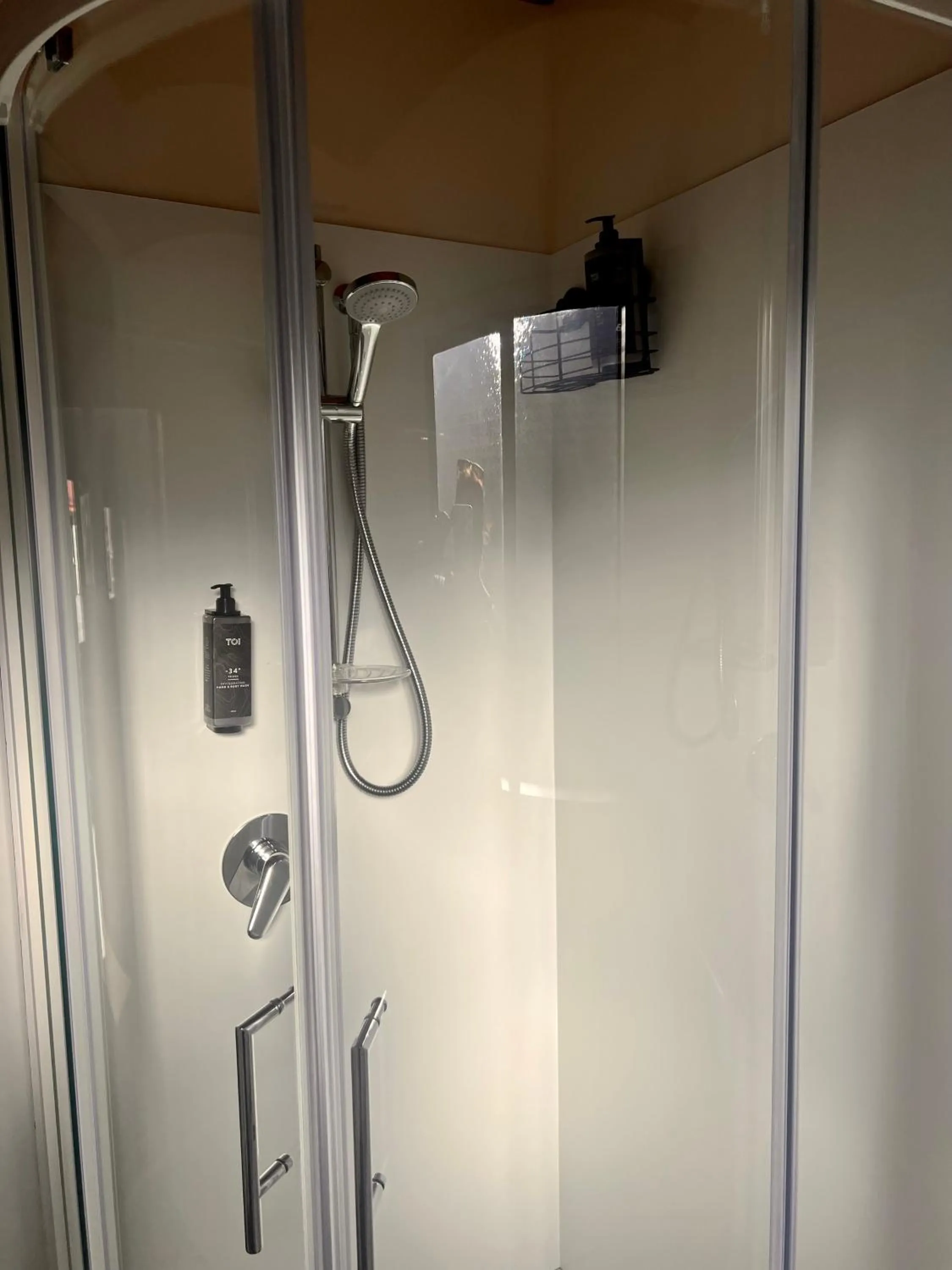 Shower in Pinewood Motels
